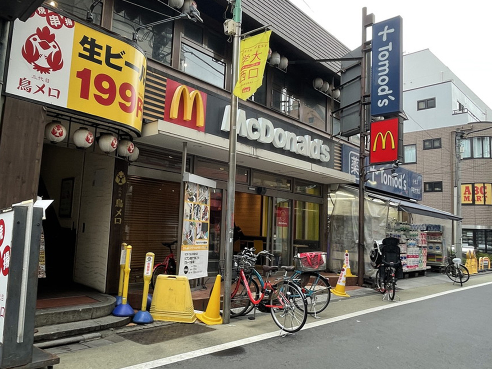 周辺は飲食店が点在