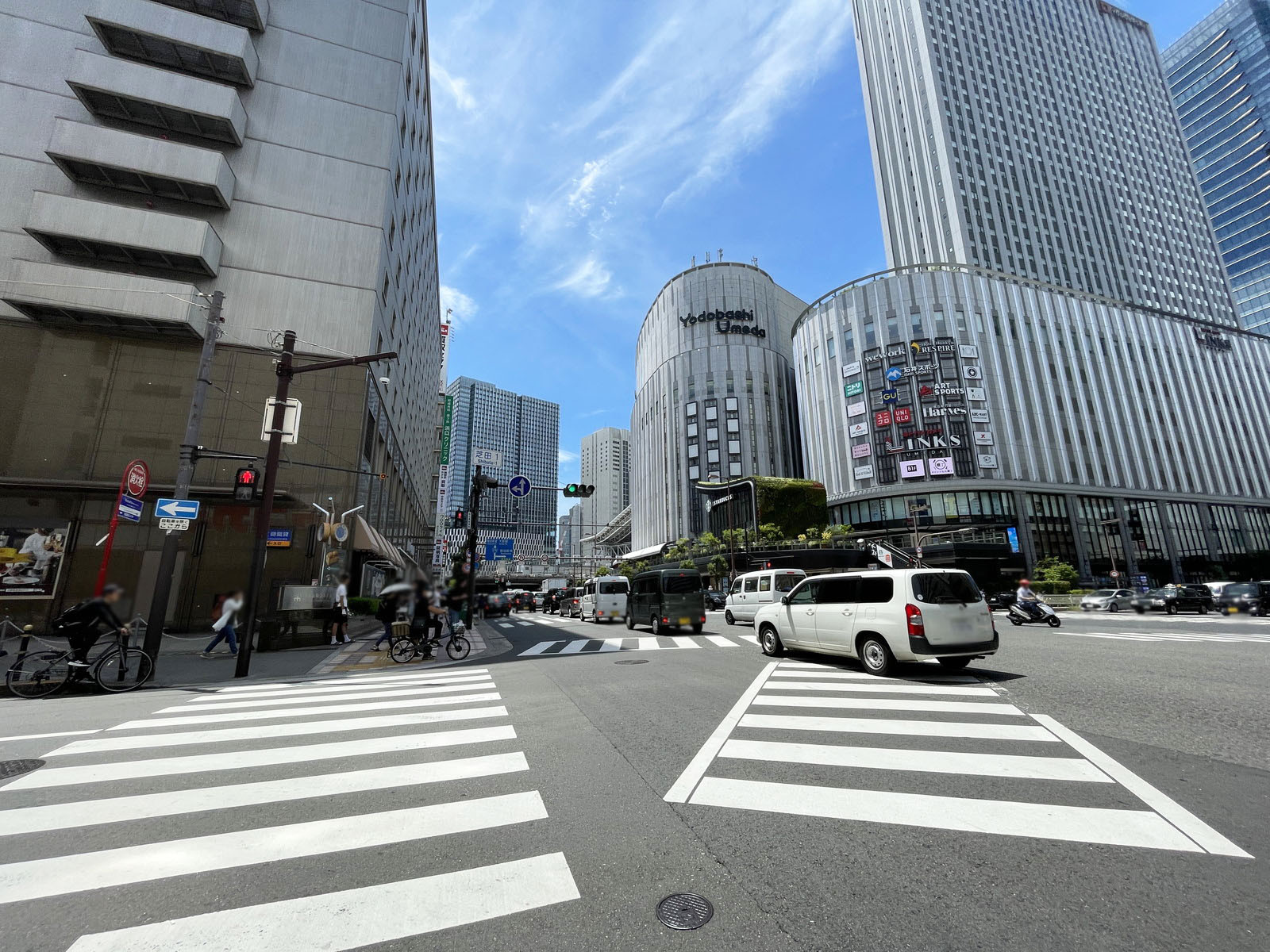 北阪急ビル前面の通り