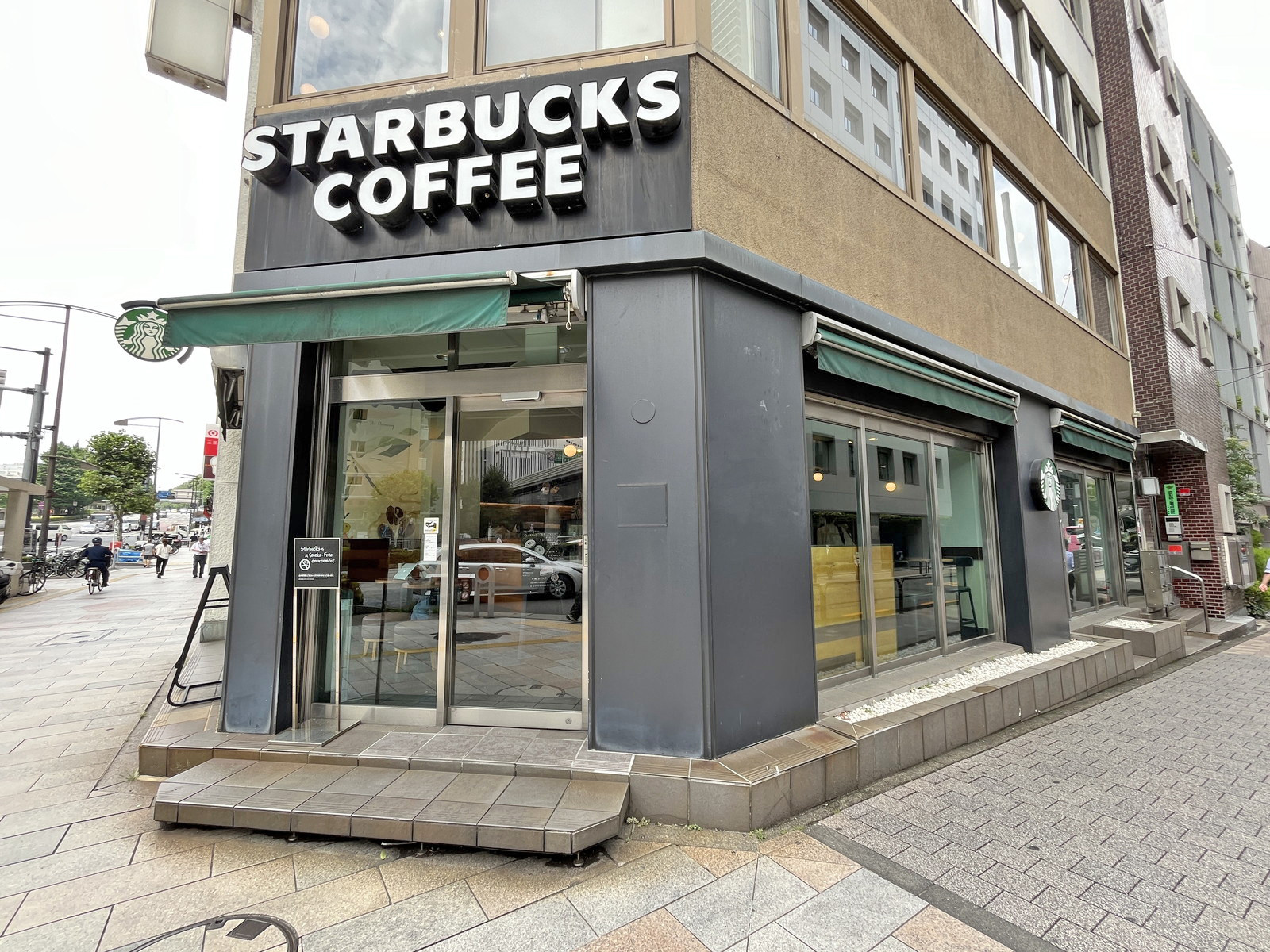 徒歩2分のスターバックス九段下店