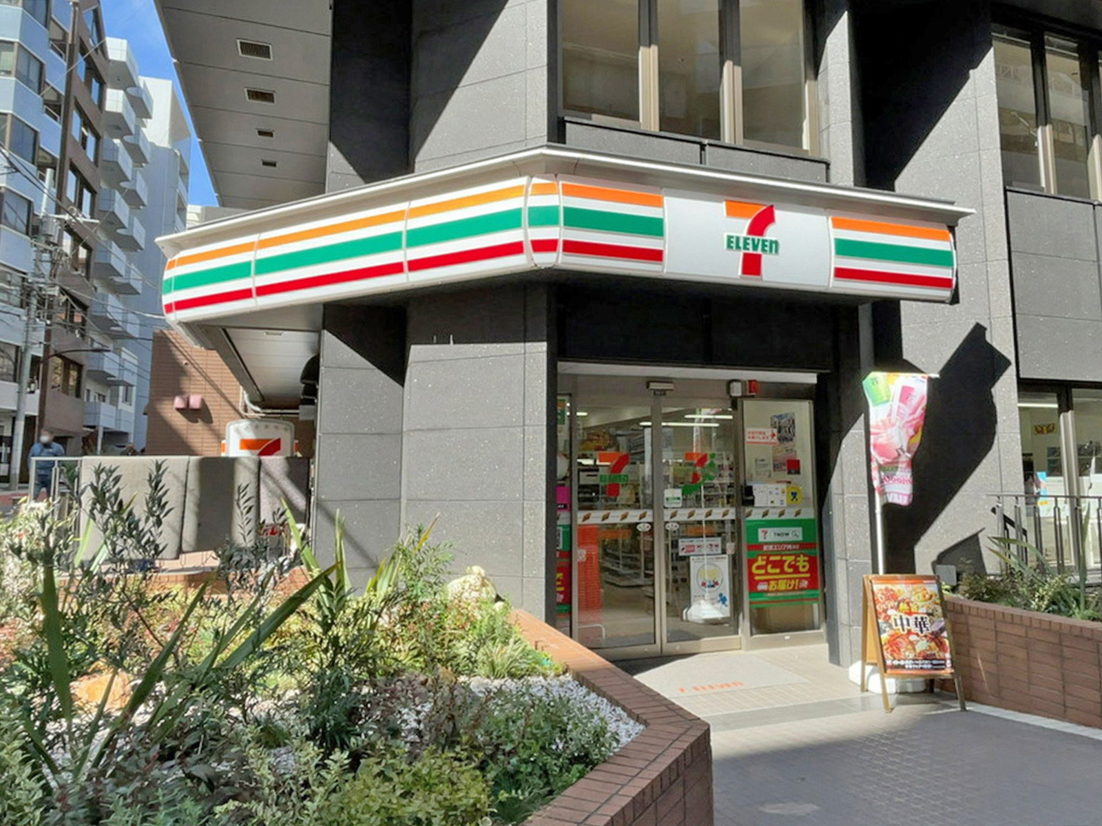 徒歩2分のセブンイレブン 新宿御苑前本通り店