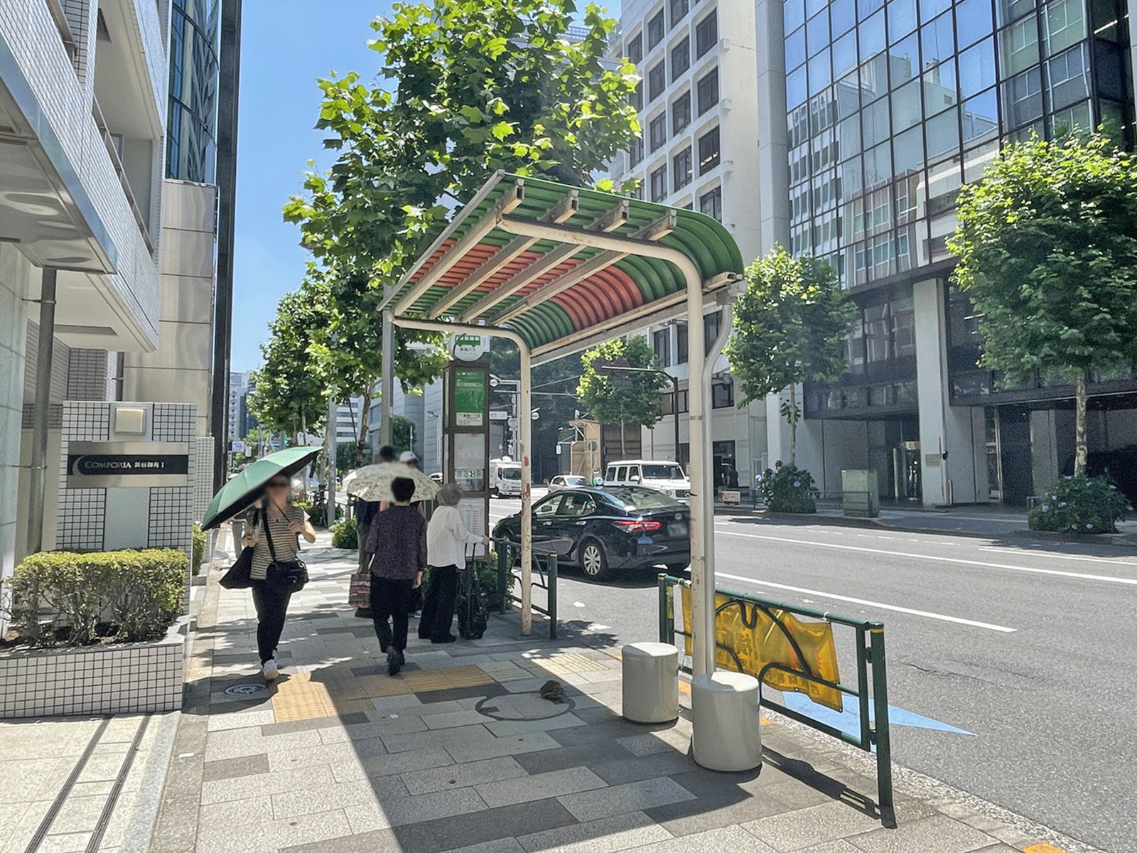 ビル前のバス停「新宿一丁目」