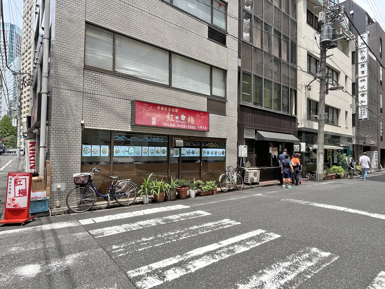 付近には飲食店が充実