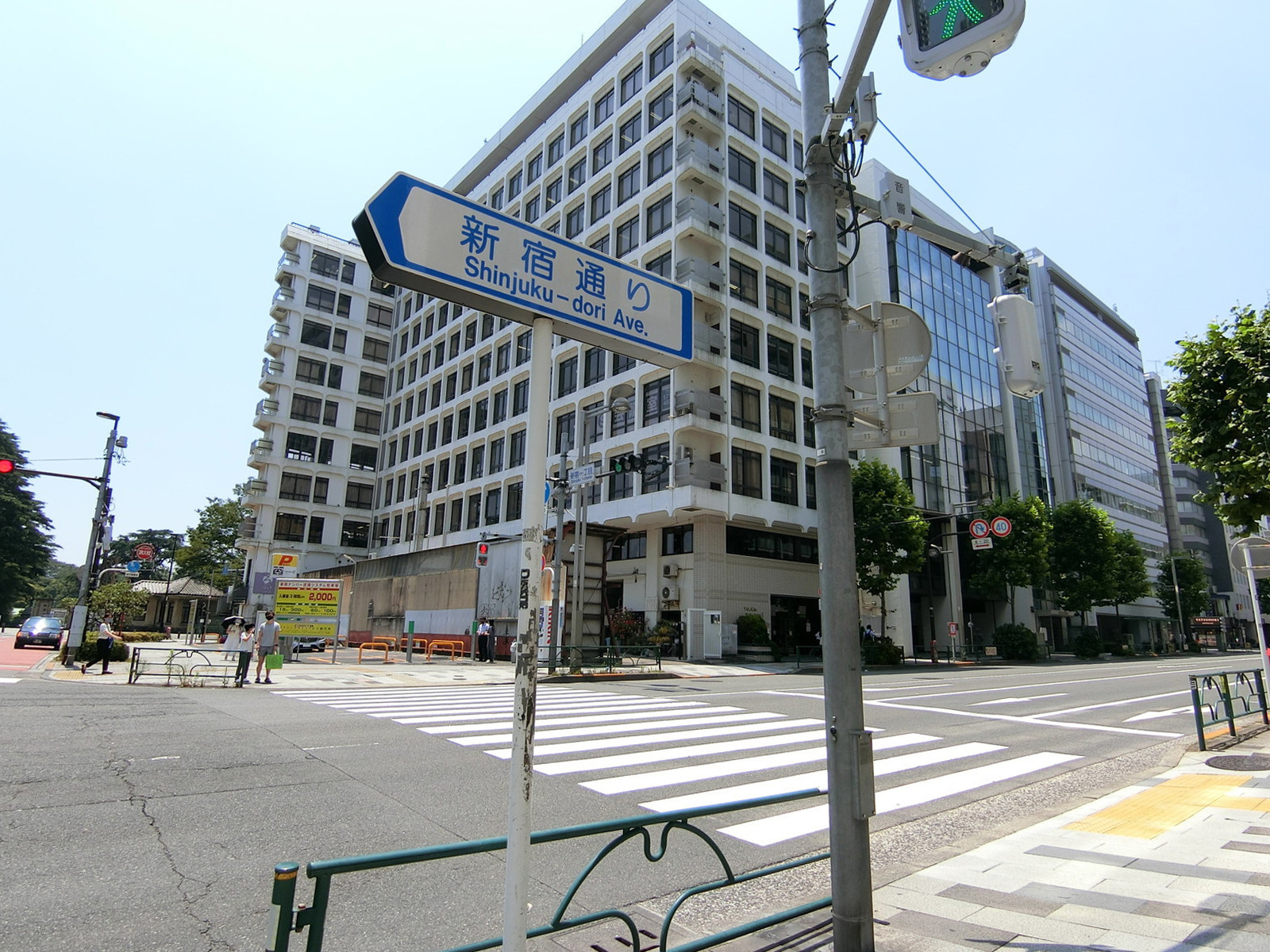 国久ビル前面の新宿通り