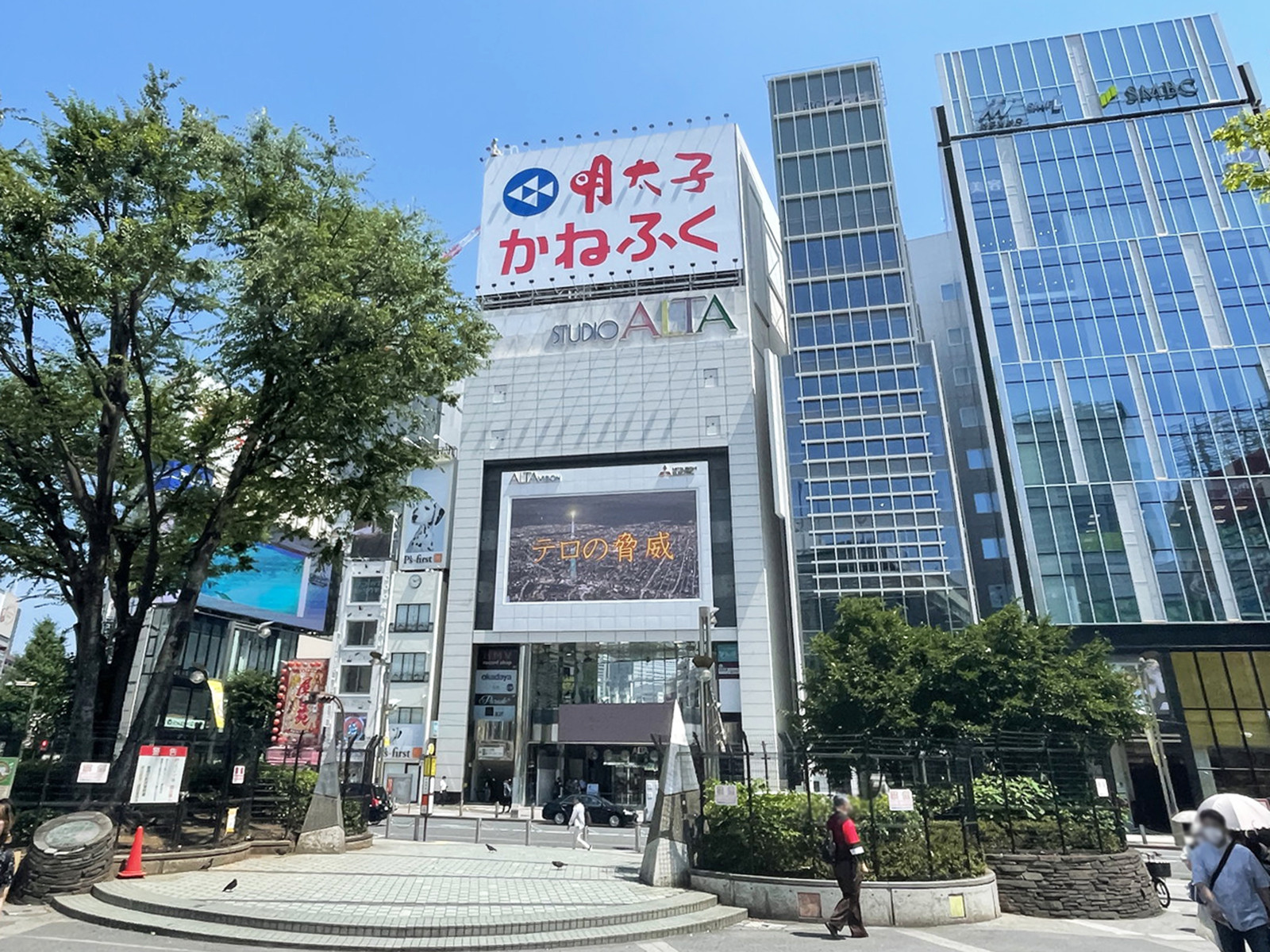並びの新宿アルタ