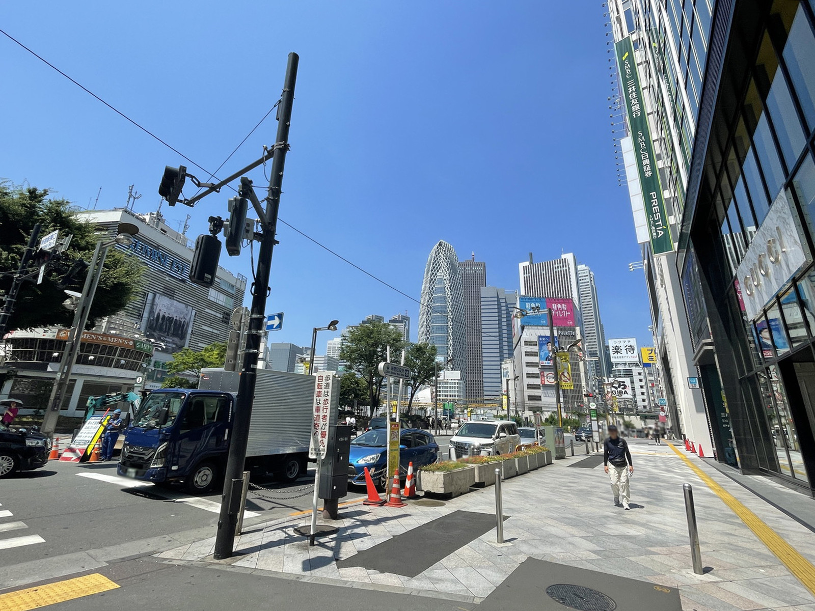ヒューリック新宿ビル前面の新宿通り