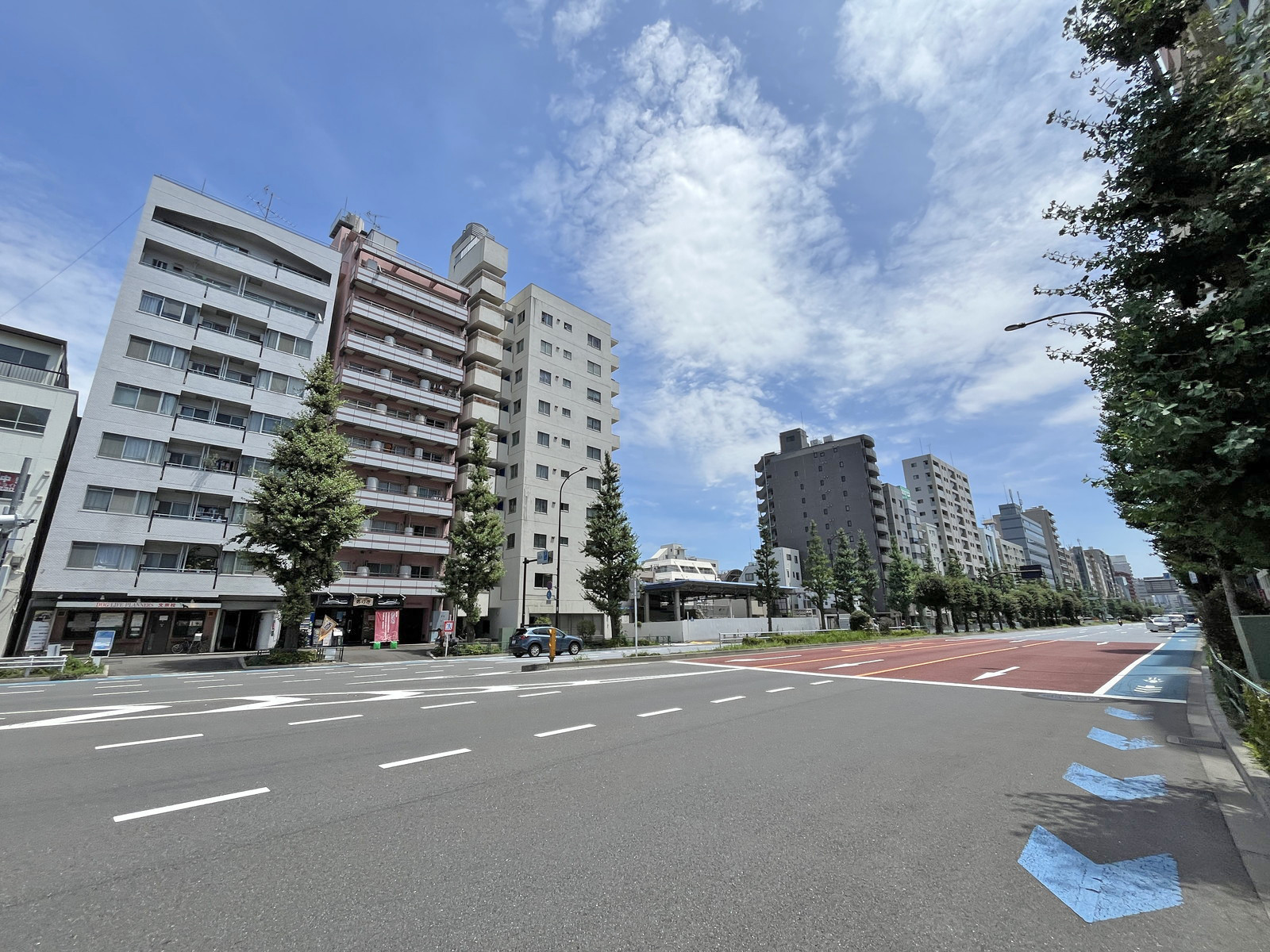 白山CTビル前面の白山通り