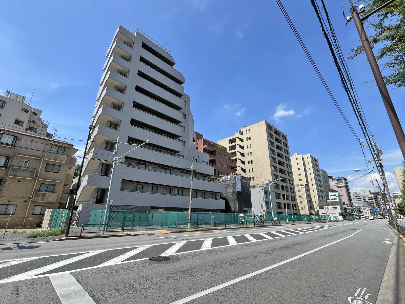 文京グリーンコートセンターオフィス前面の不忍通り