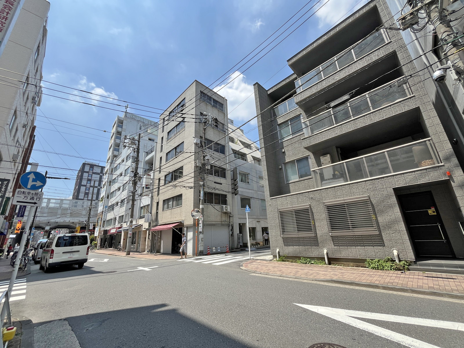 台ビル前面通り