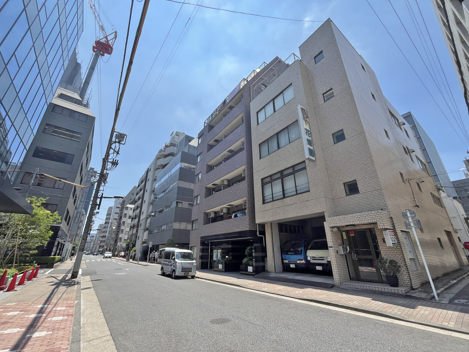 サンケエホワイトビル前面通り