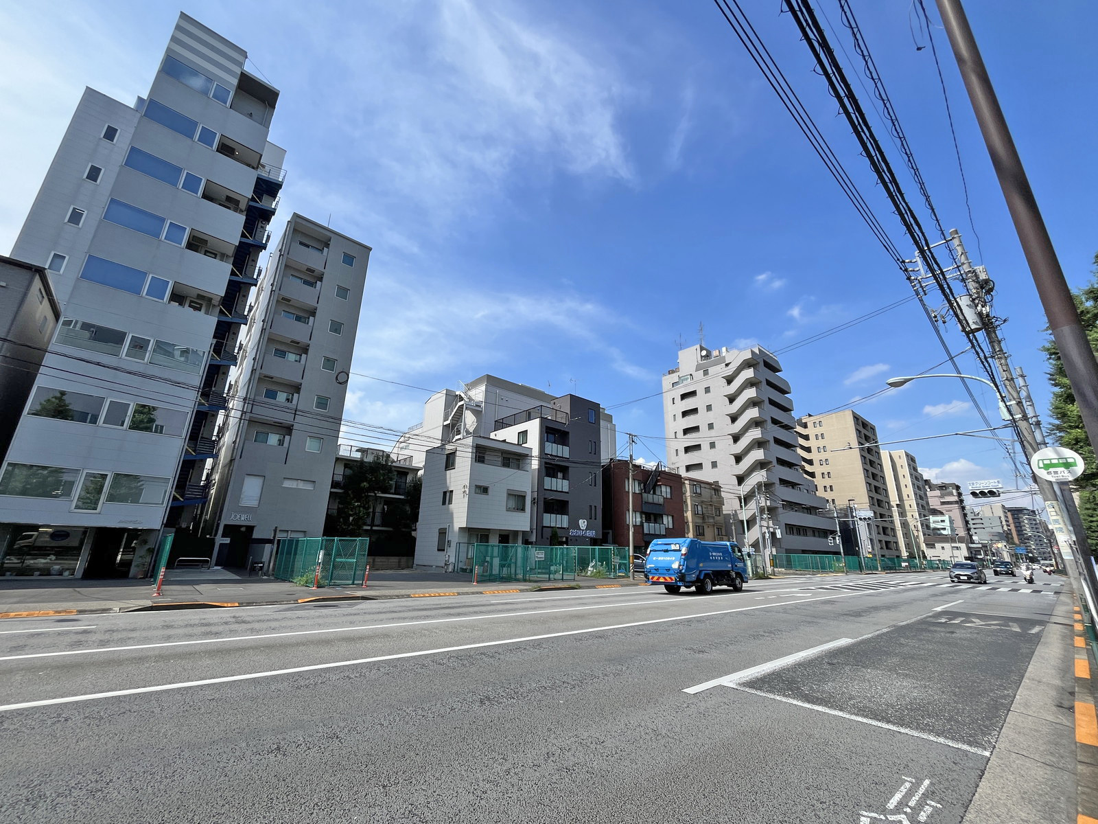 コロナ社第3ビル前面の不忍通り