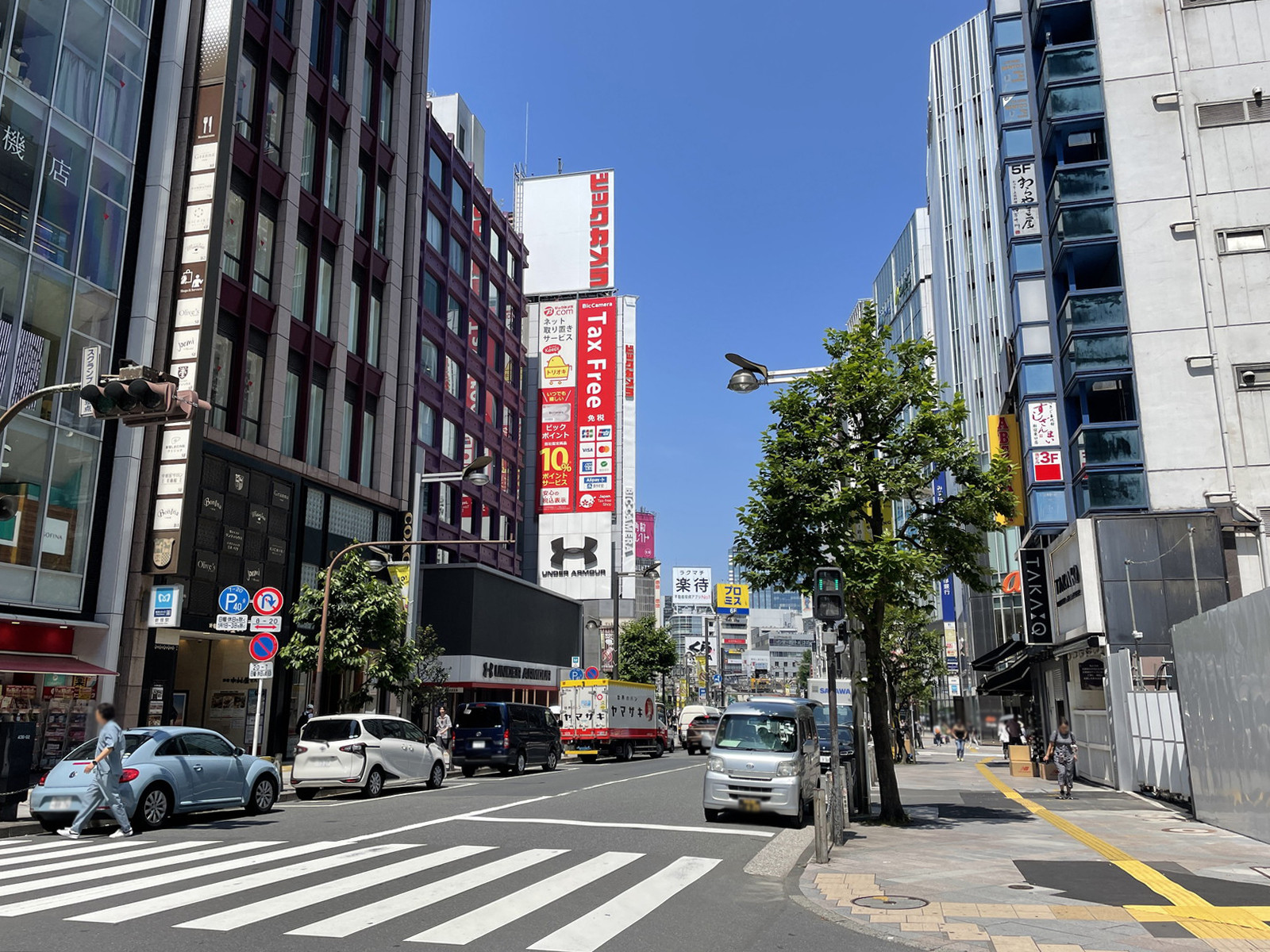 HULIC＆New SHINJUKU前面の新宿通りHULIC＆New SHINJUKU前面の新宿通り
