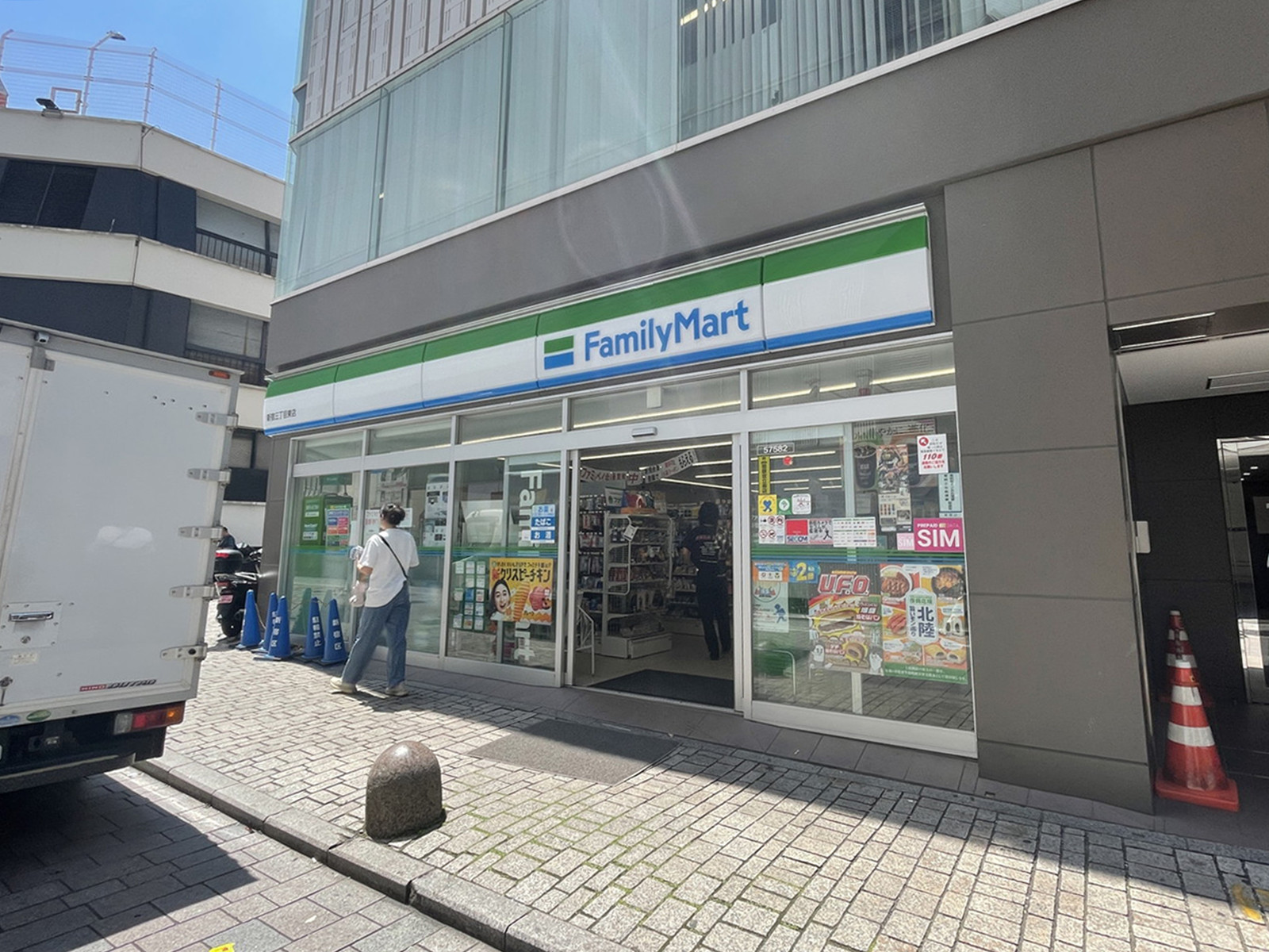 至近のファミリーマート 新宿三丁目東