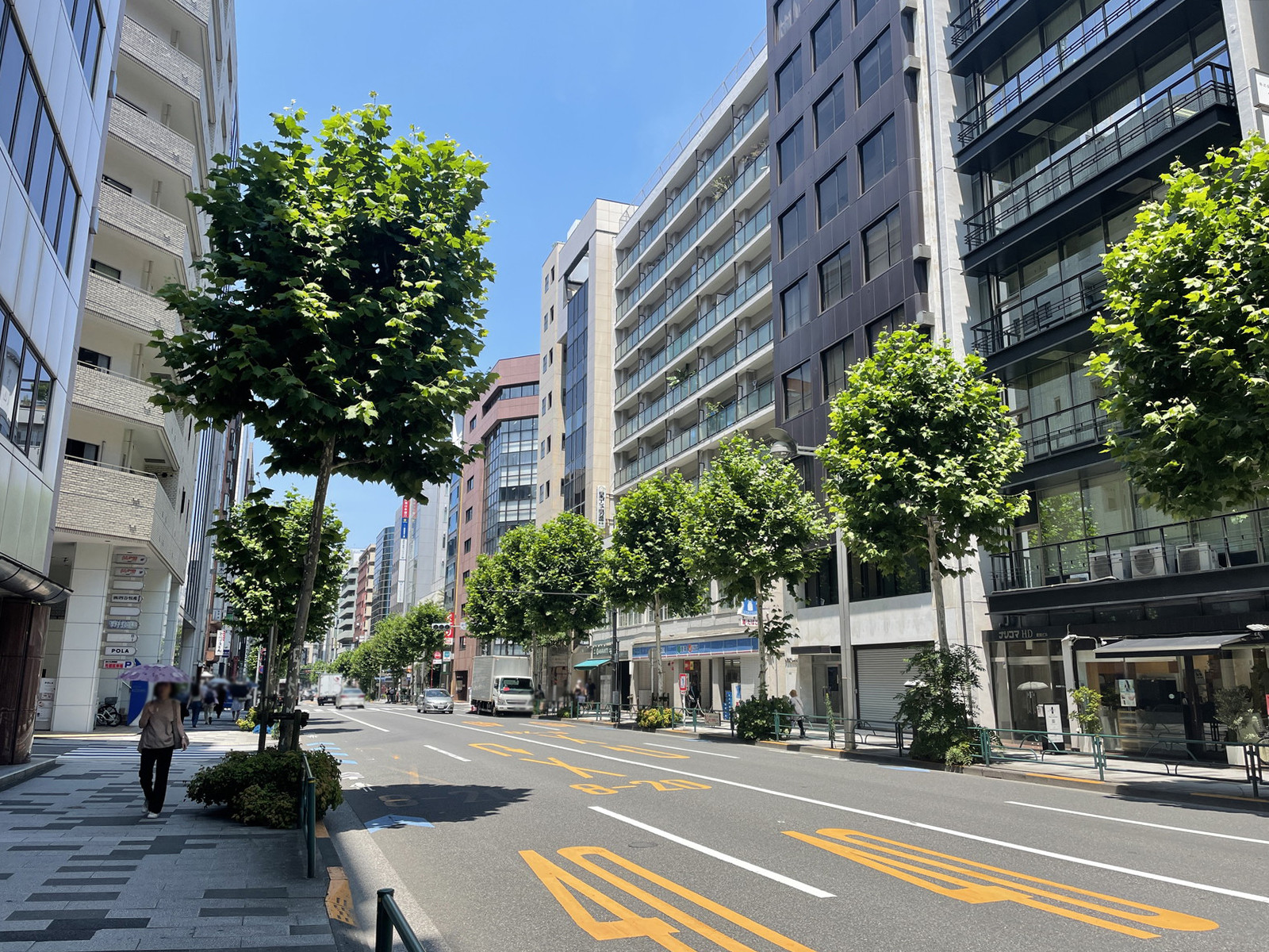 近くの新宿通り