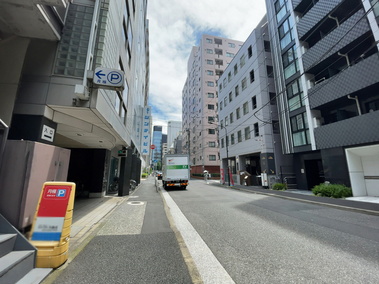 +SHIFT GINZA EAST前面の通り