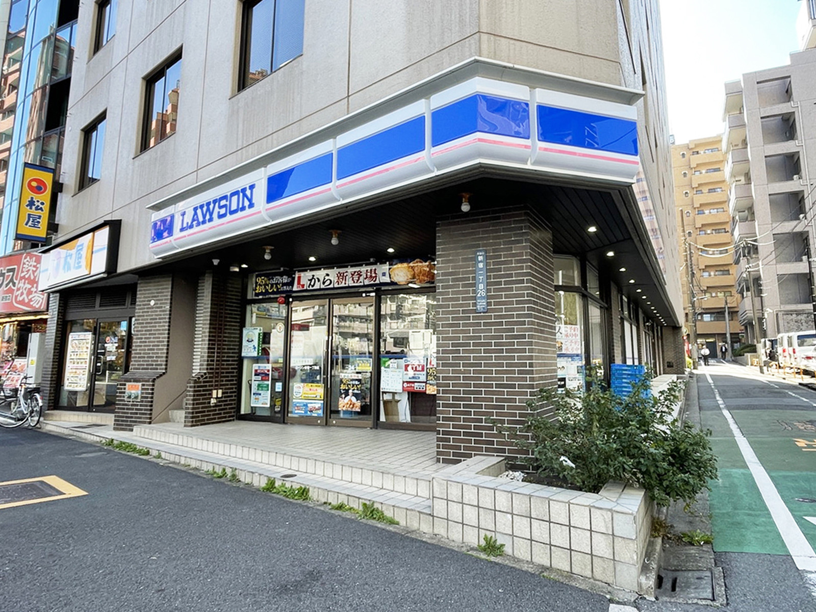 近くのローソン 新宿一丁目店