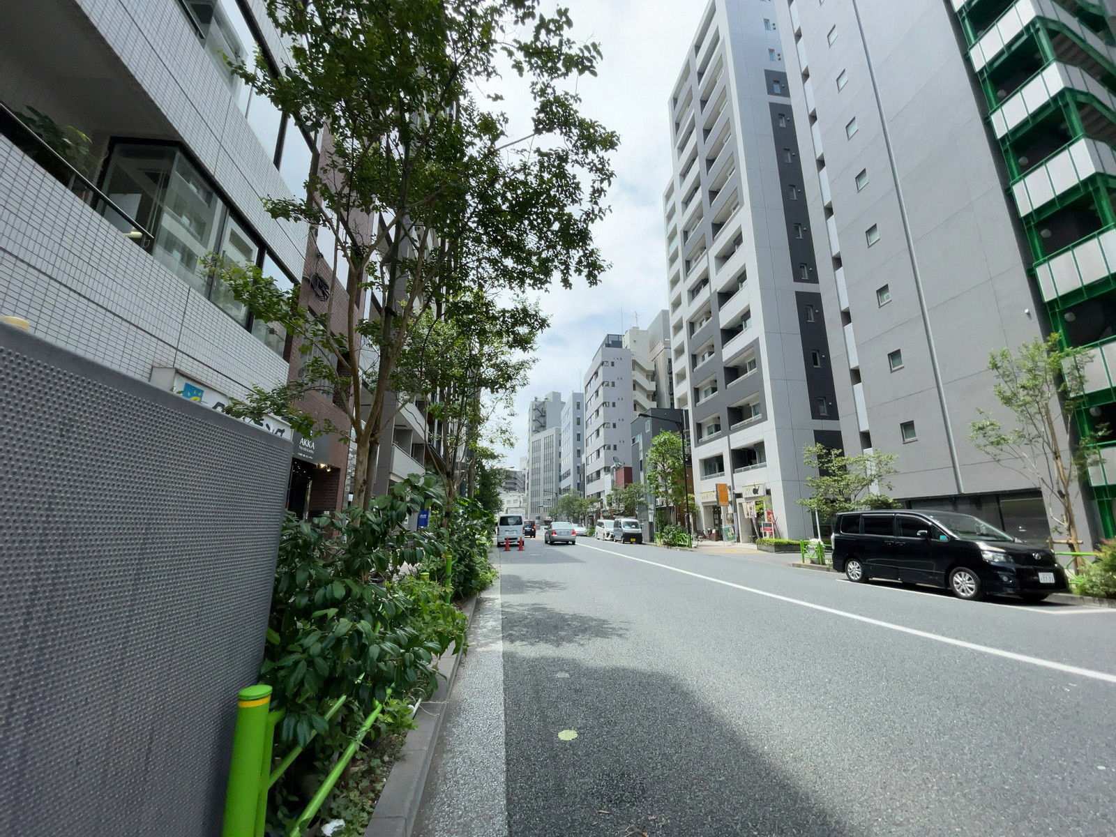 HF八丁堀ビルディング前面の通り
