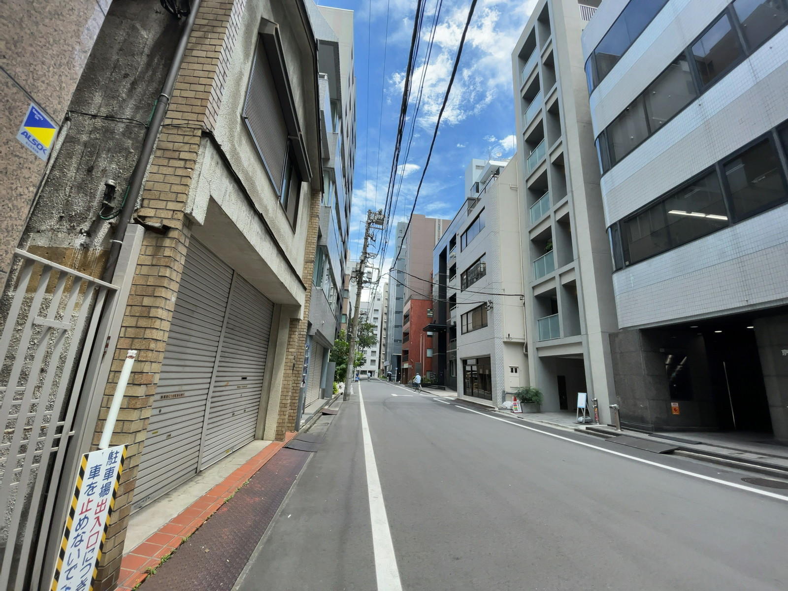 京橋北見ビル西館前面の通り
