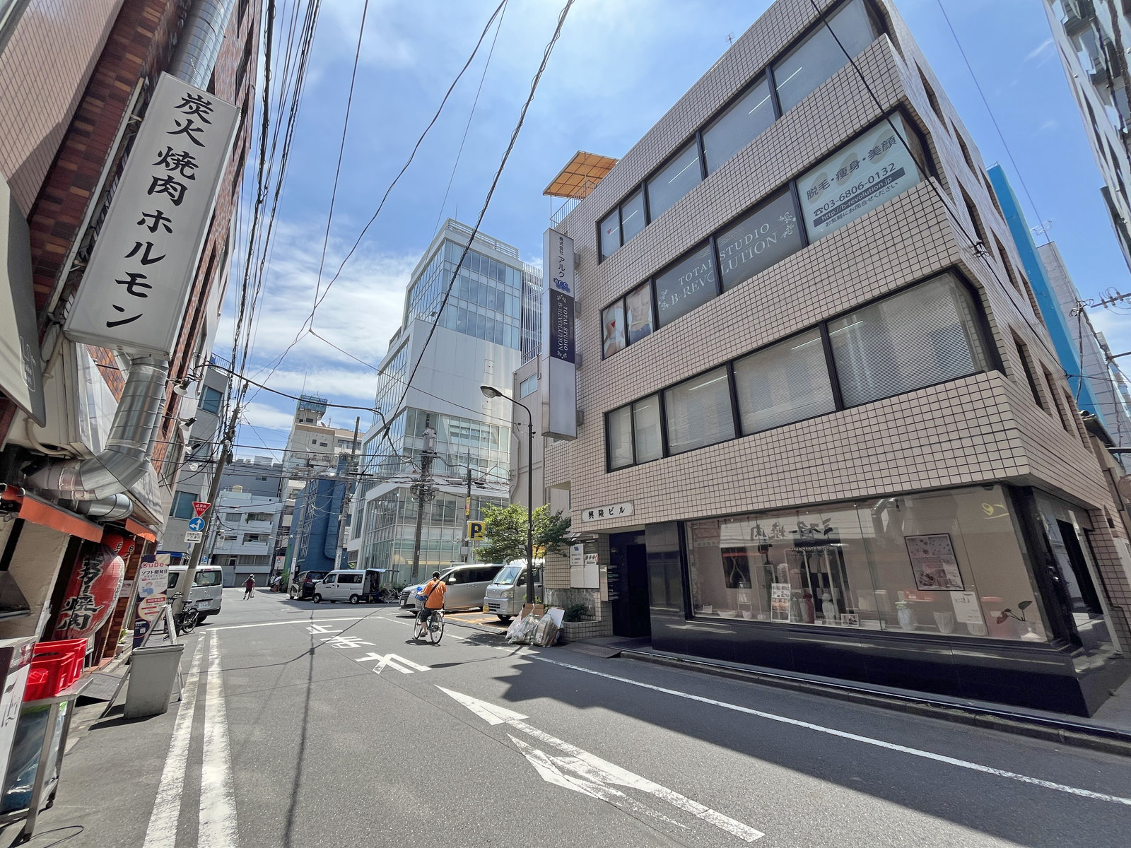 拓産ビル前面通り