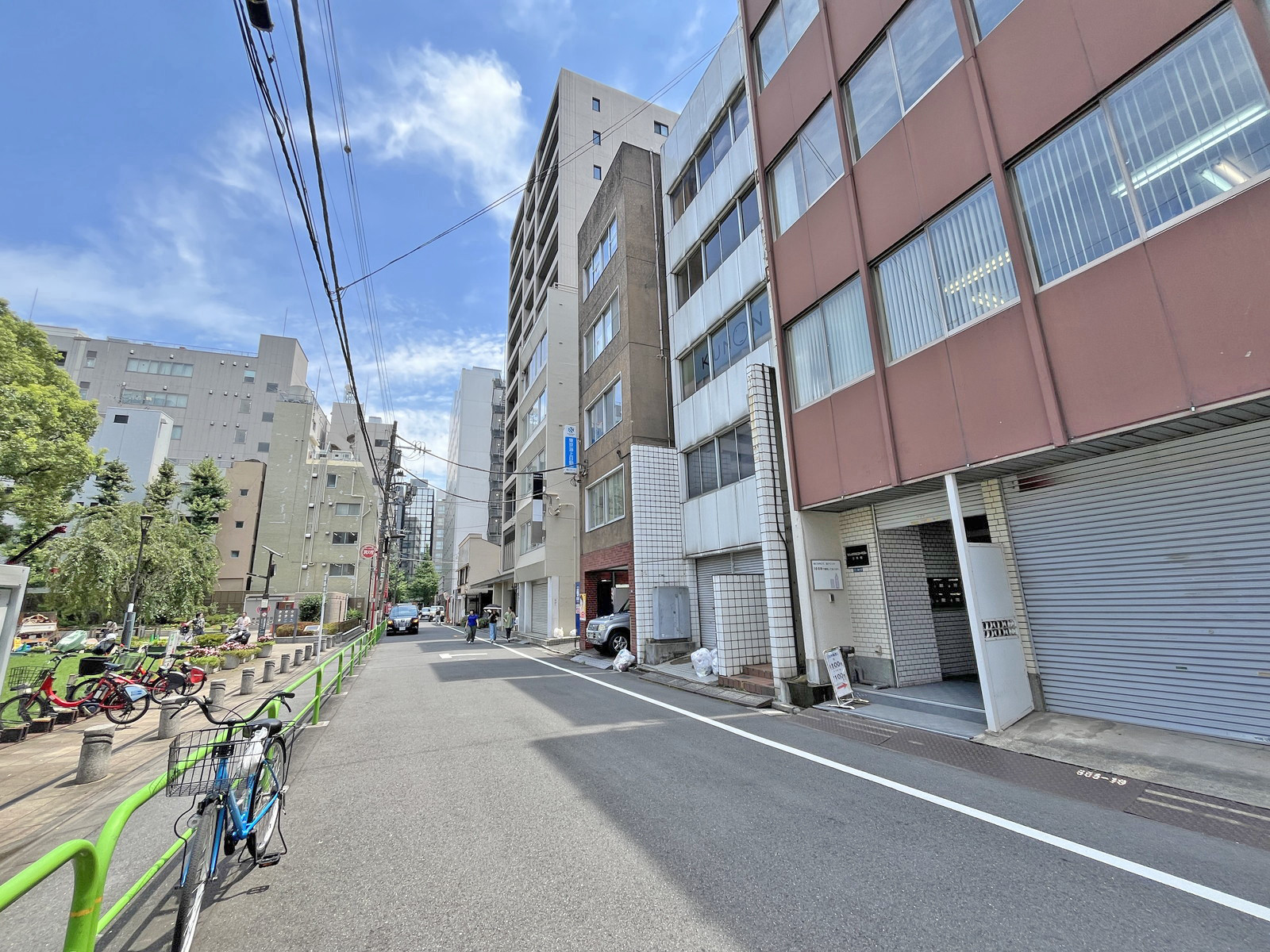 ビックウエストビル3号館前面通り
