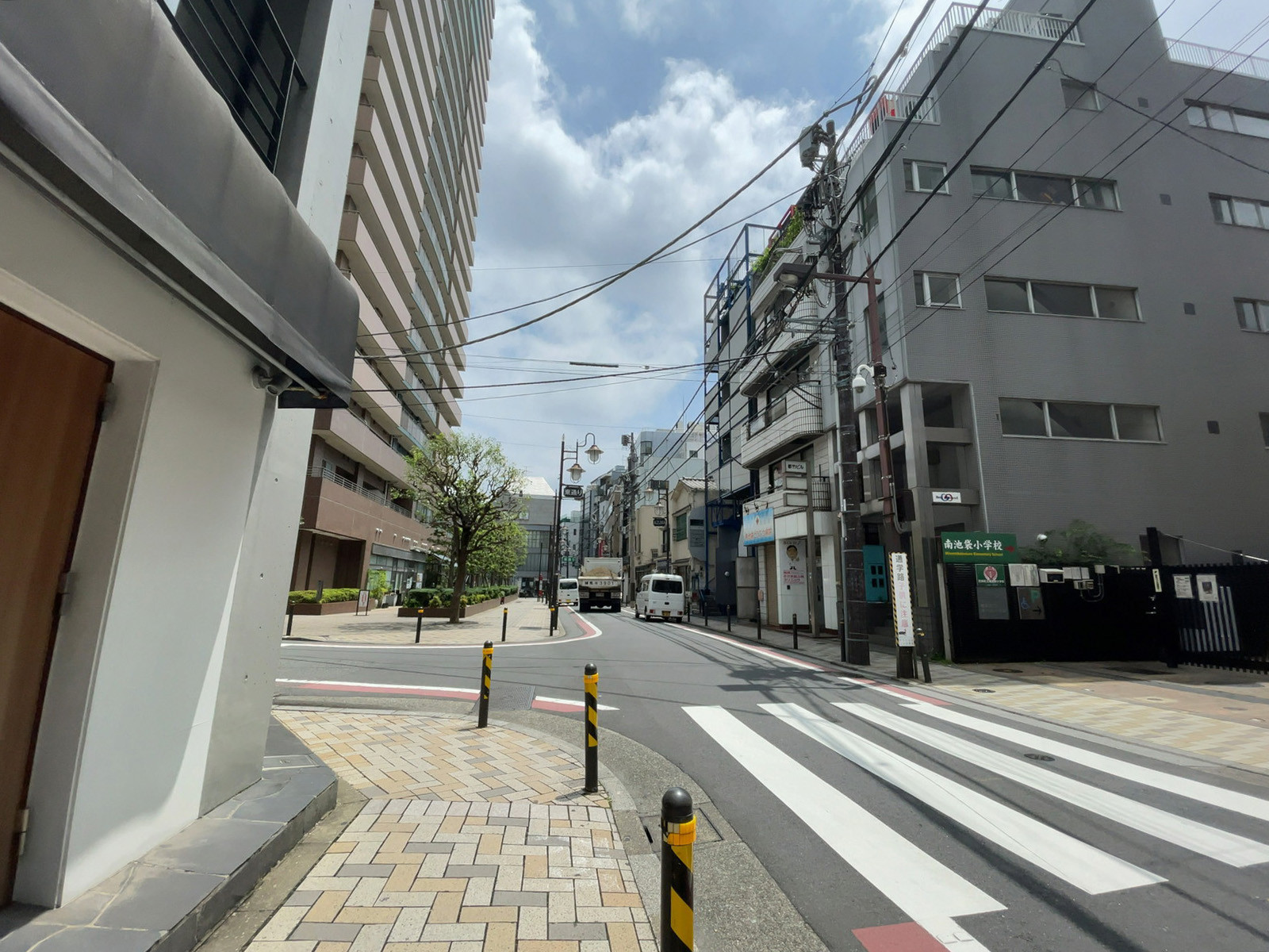 角田ビル前面の通り