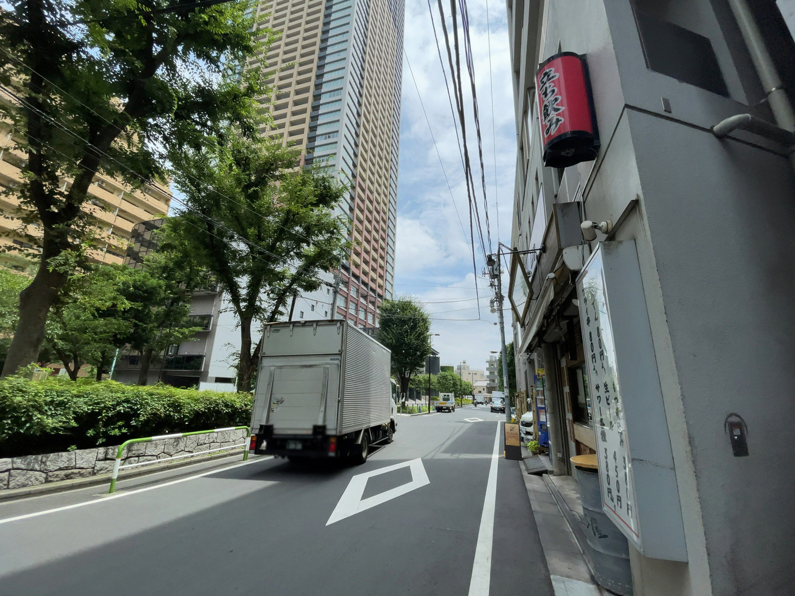 東池袋パークビル前面の通り