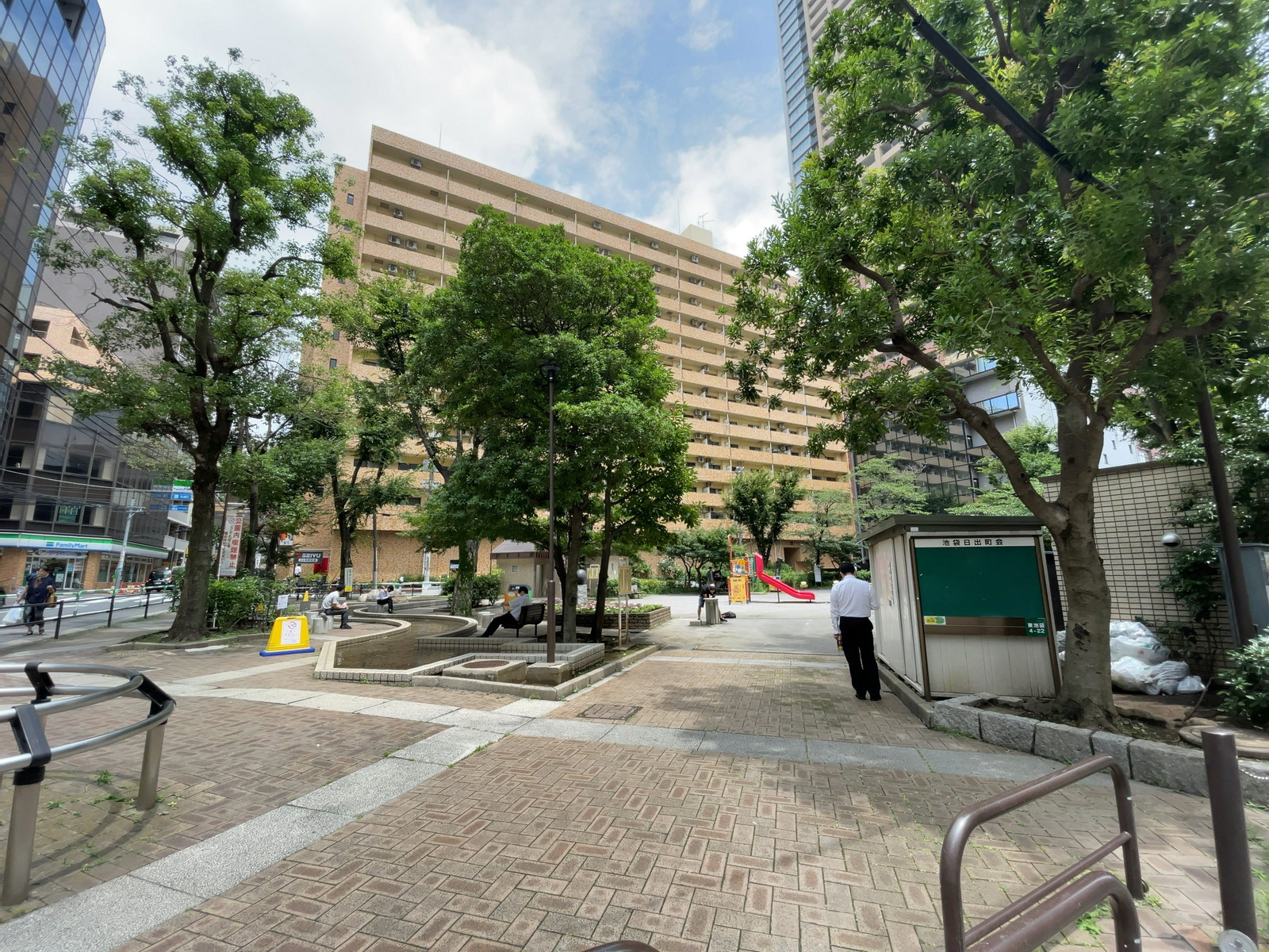 ビル前の豊島区立 日出町公園