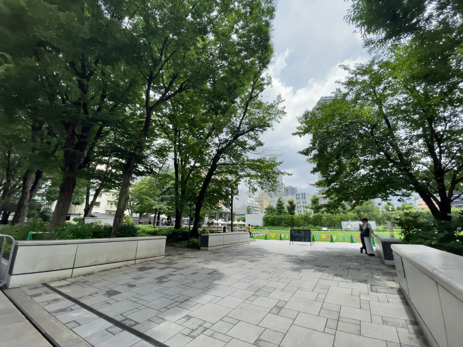 至近の豊島区立南池袋公園