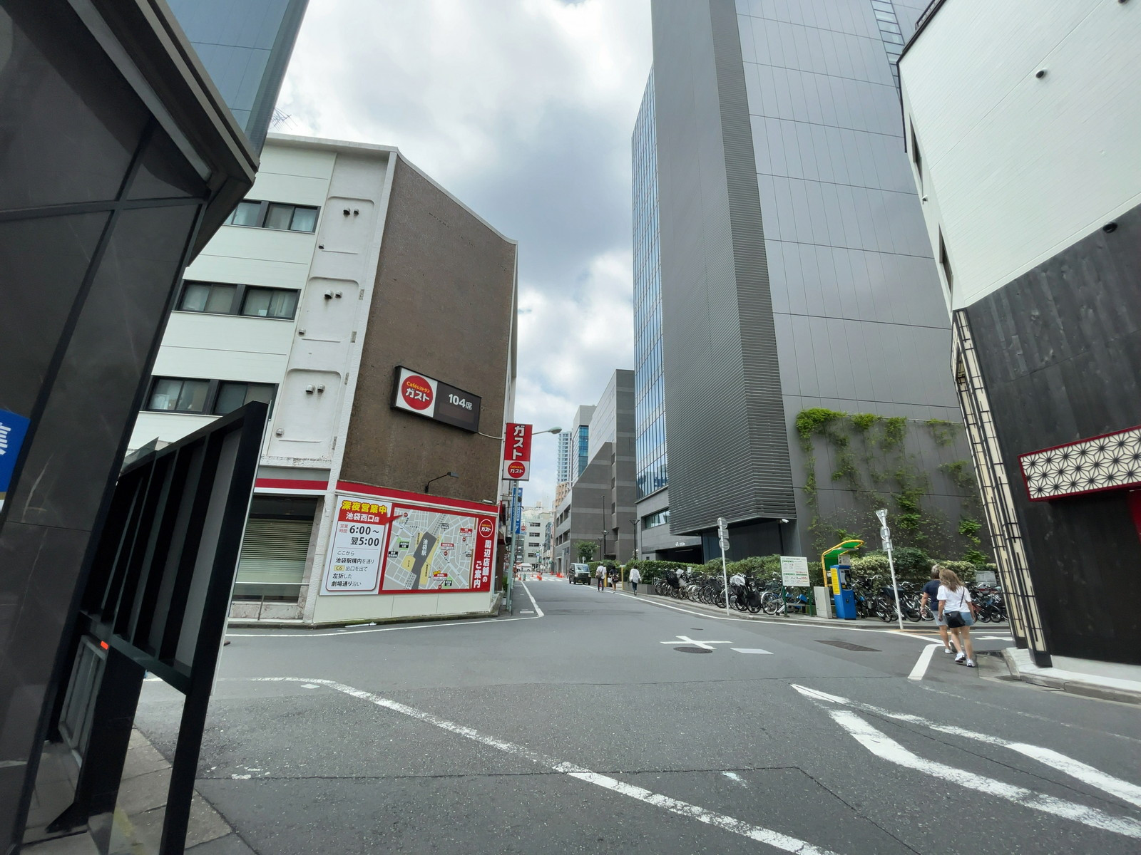 池袋パークサイドビル前面の通り