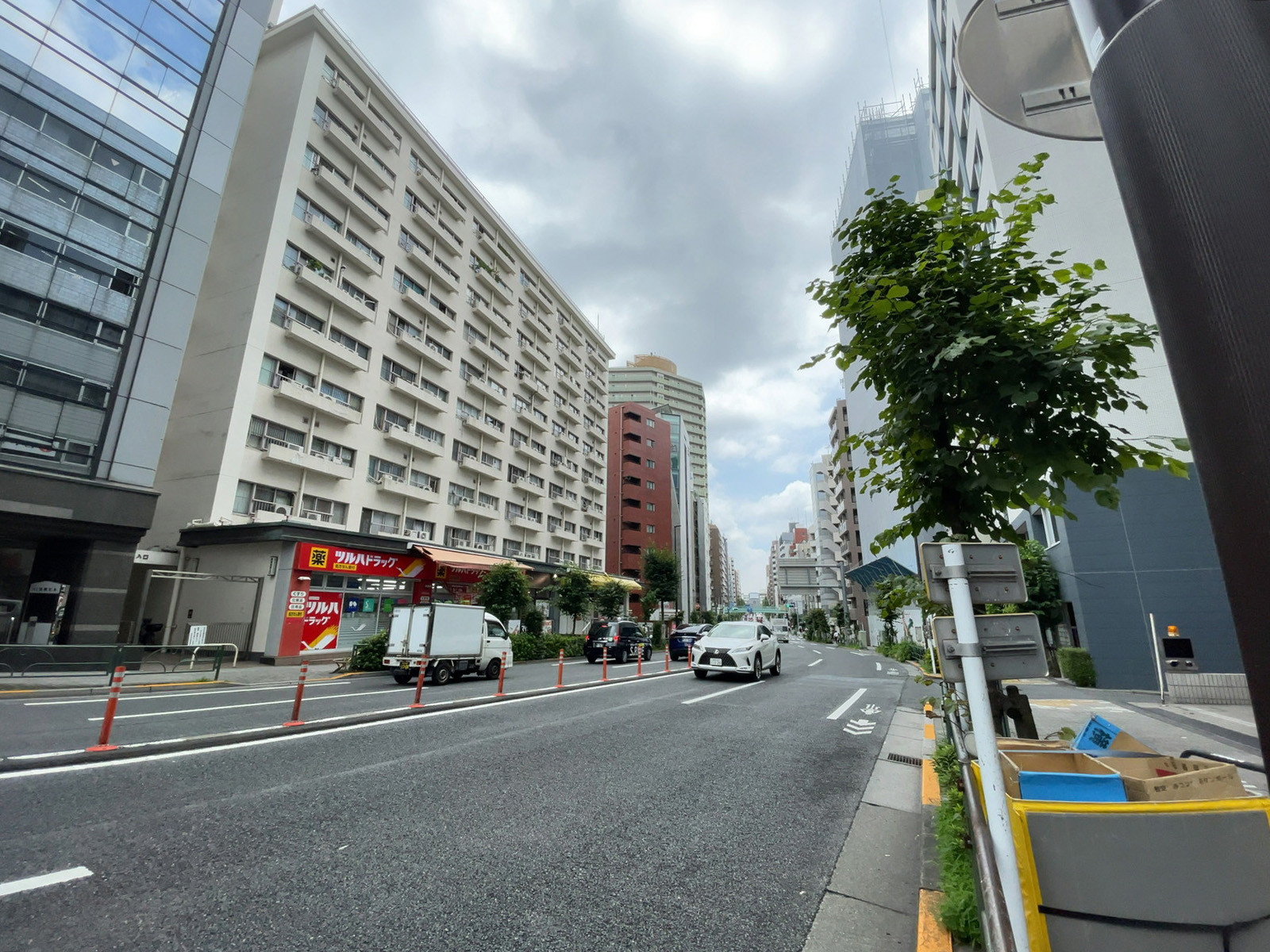 荒井ビル前面の通り