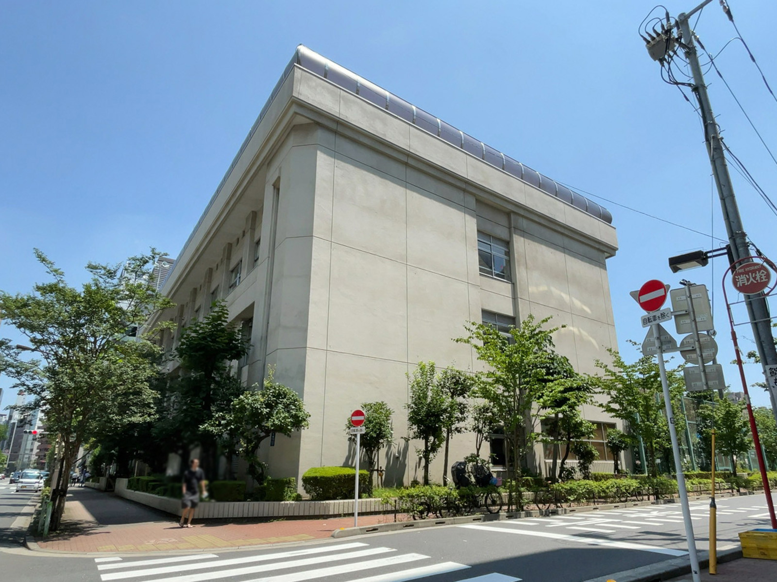 ビル前の中央区立京橋築地小学校