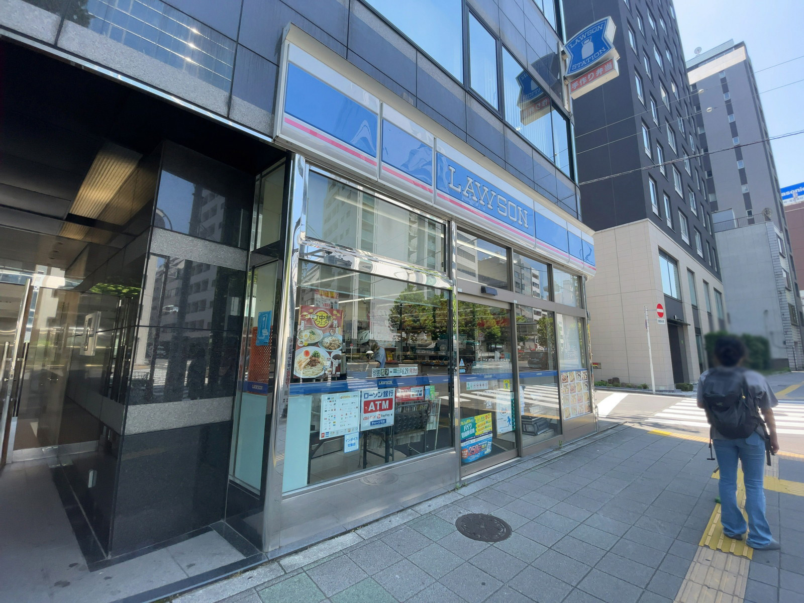 徒歩2分のローソン Ｈ築地三丁目店