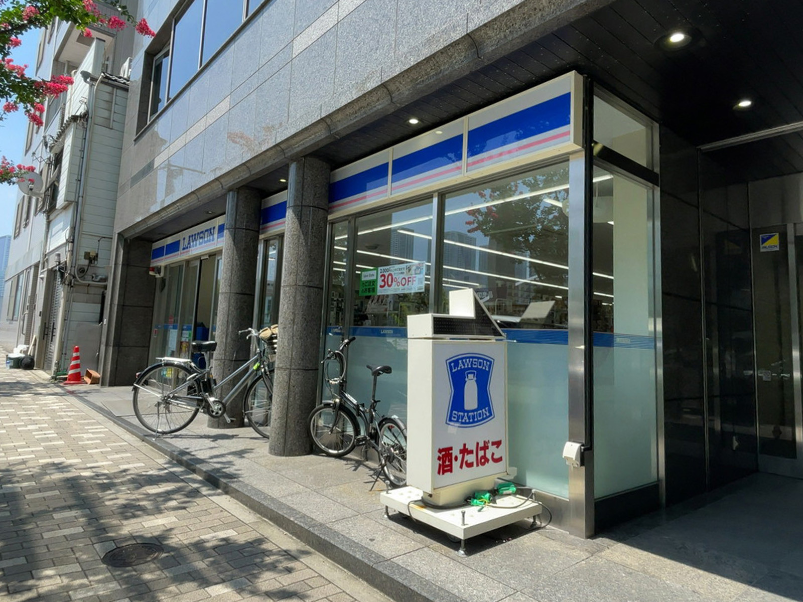 徒歩1分のローソン 築地六丁目店