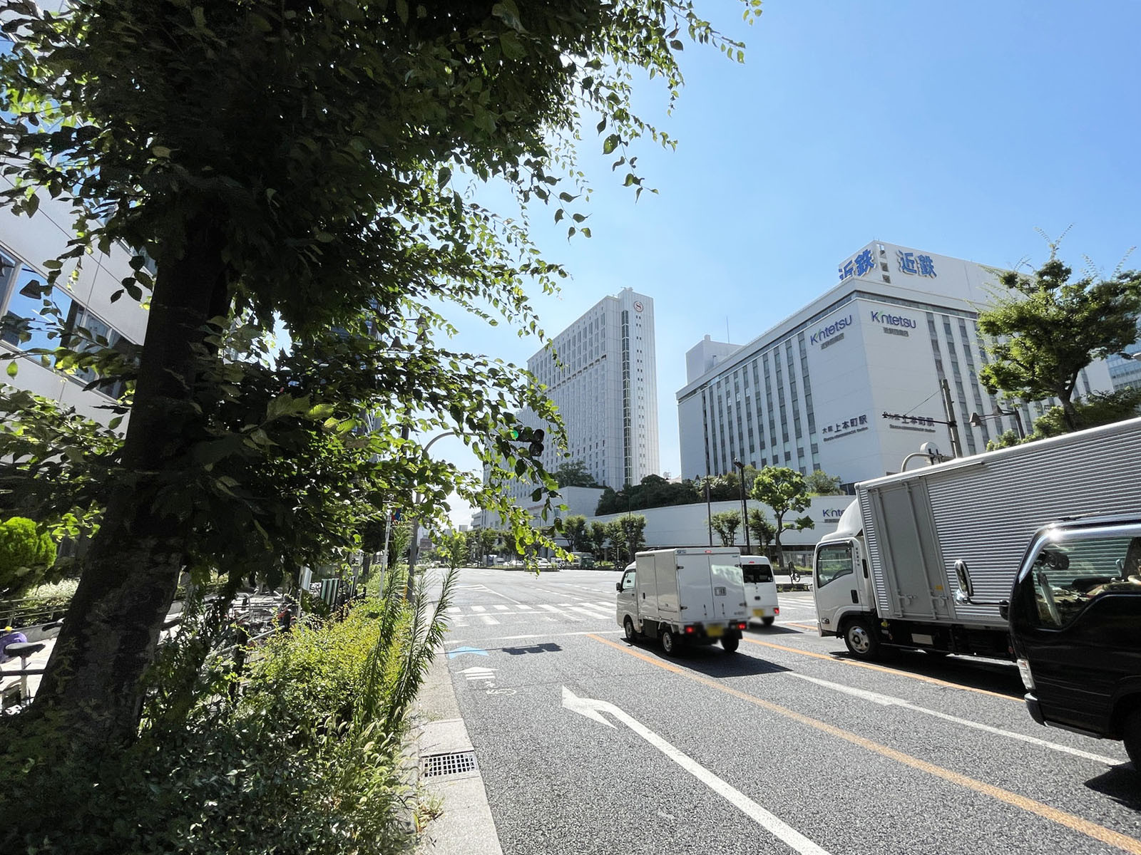 上本町西5丁目一棟ビル前面の通り