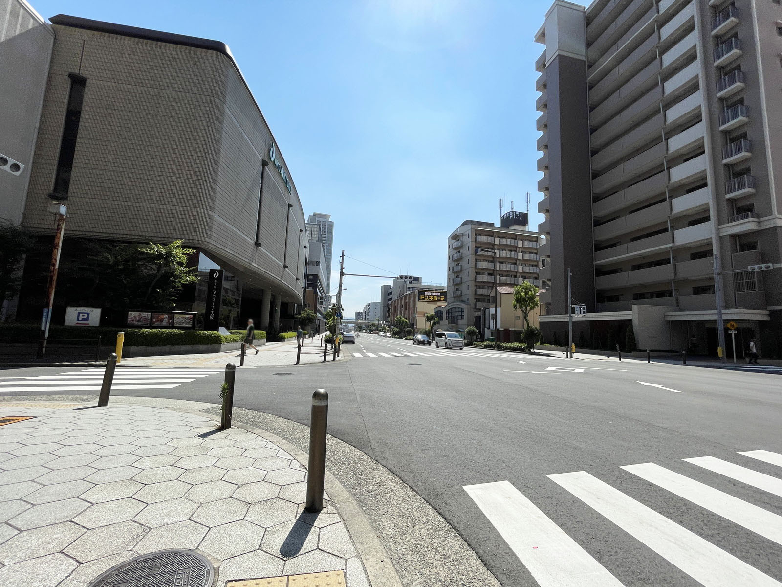 青山ビル本館前面の通り