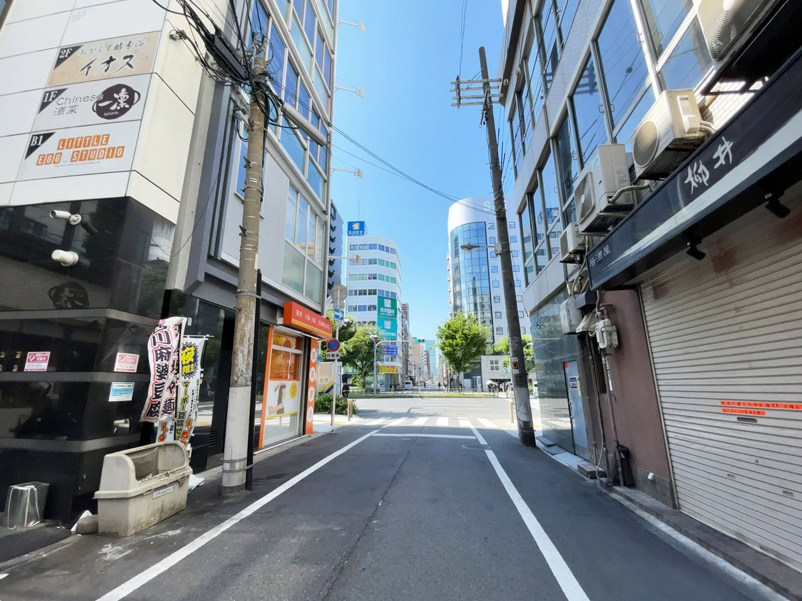 上汐Leesビル前面の通り