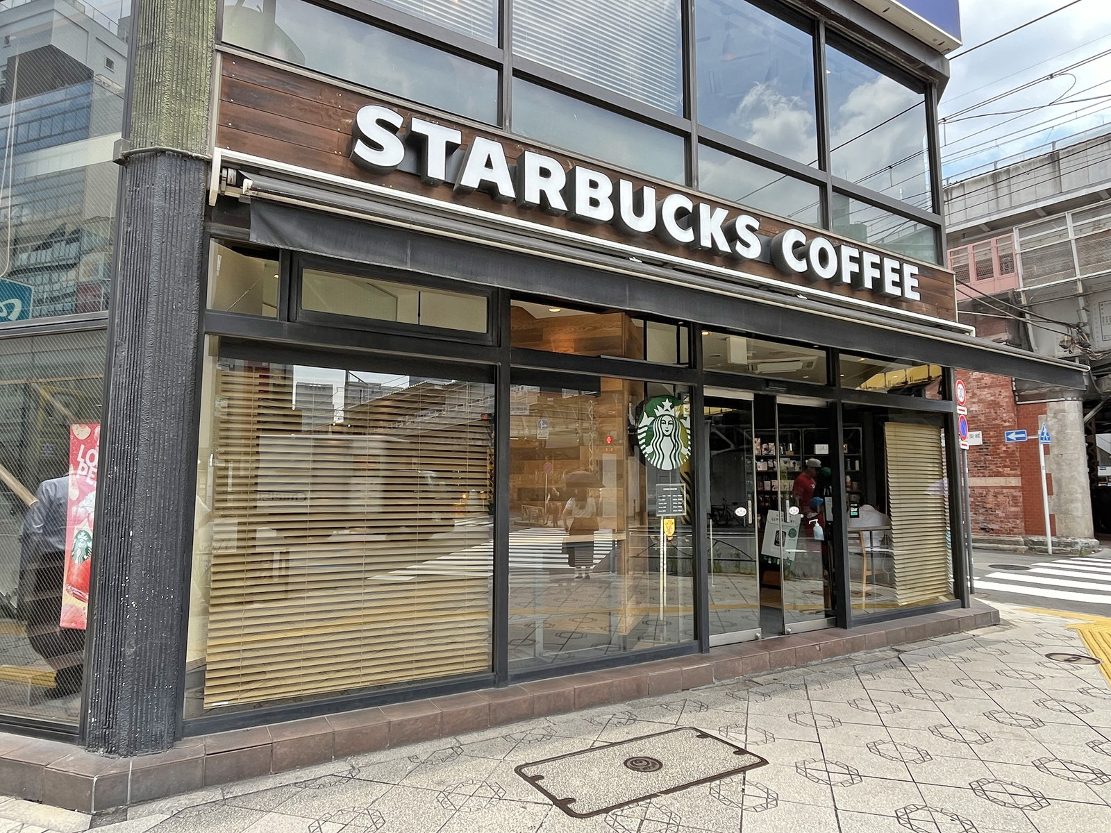 同じ並びのスターバックス神田駅前店