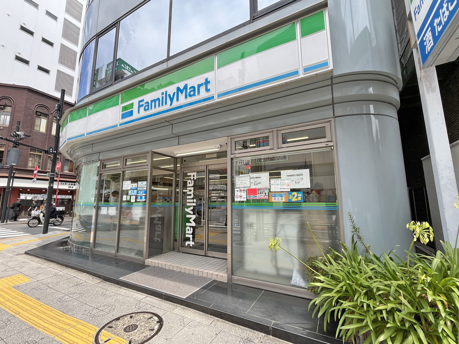 向かいの通りのファミリーマート神田鍛冶町三丁目店