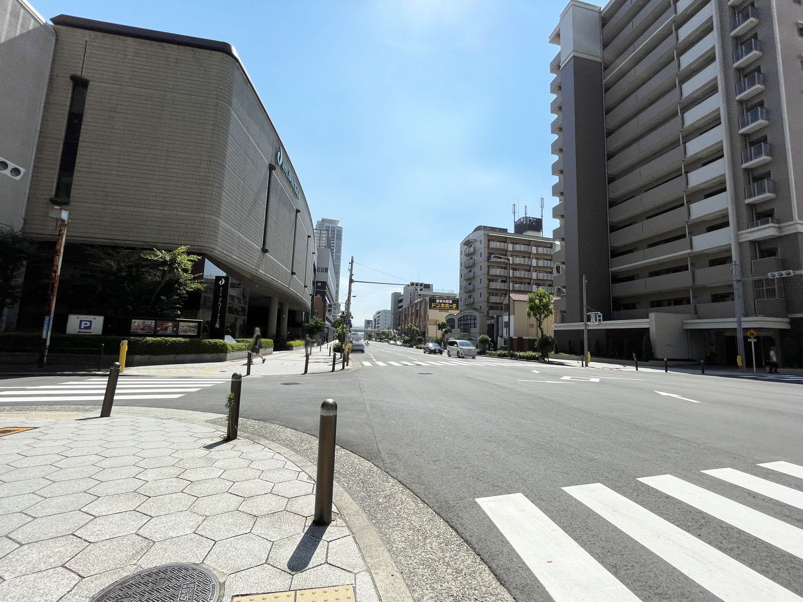 上本町ビル前面の通り