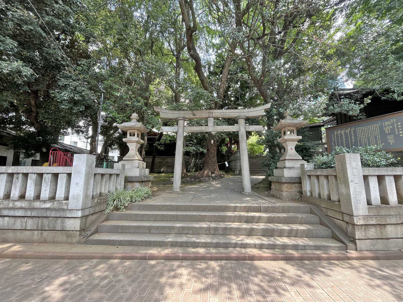 斜め向かいの金王八幡宮