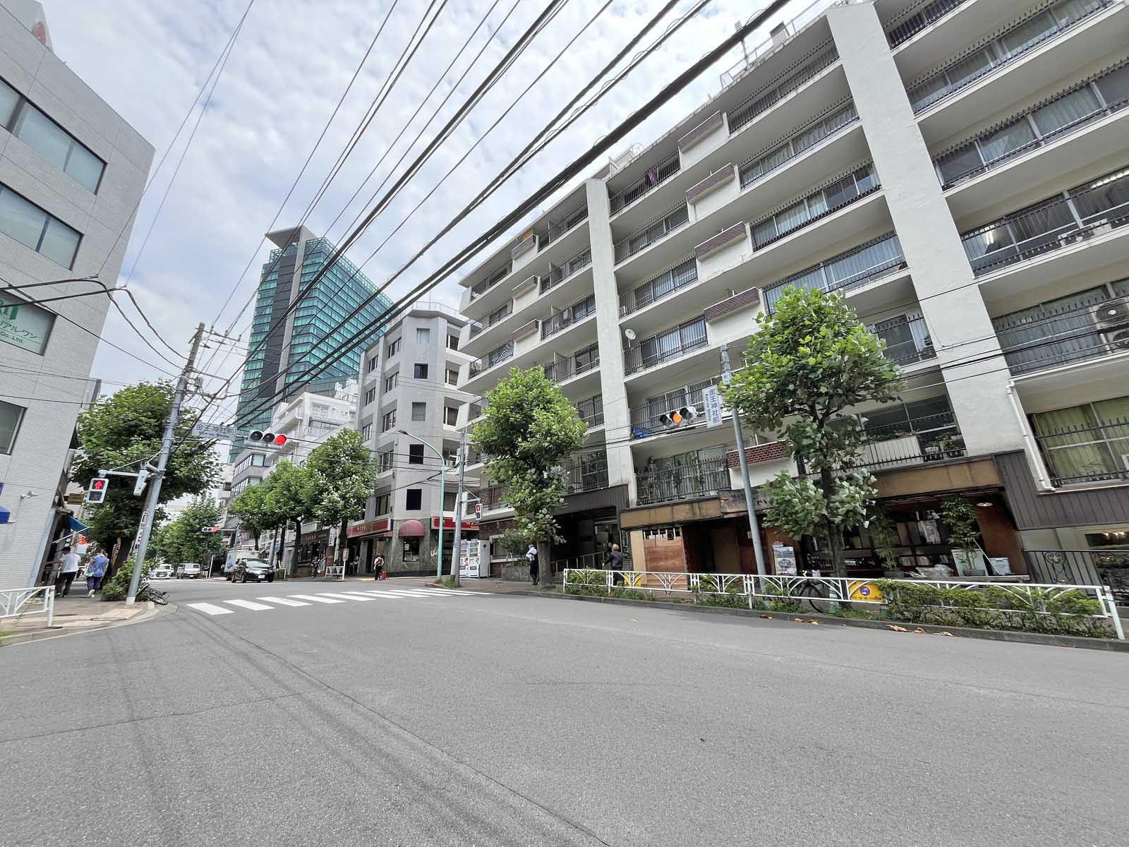 いちご渋谷イーストビル前面の八幡通り