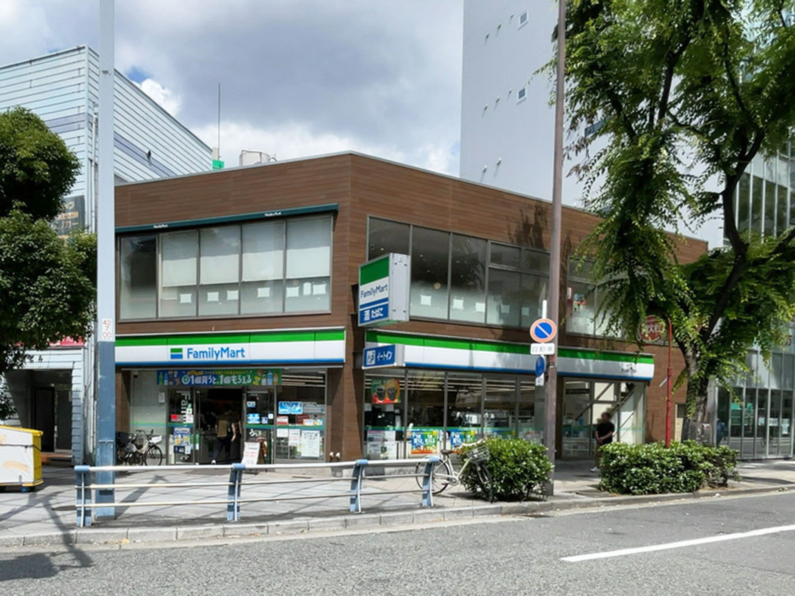徒歩2分のファミリーマート 西天満六丁目店