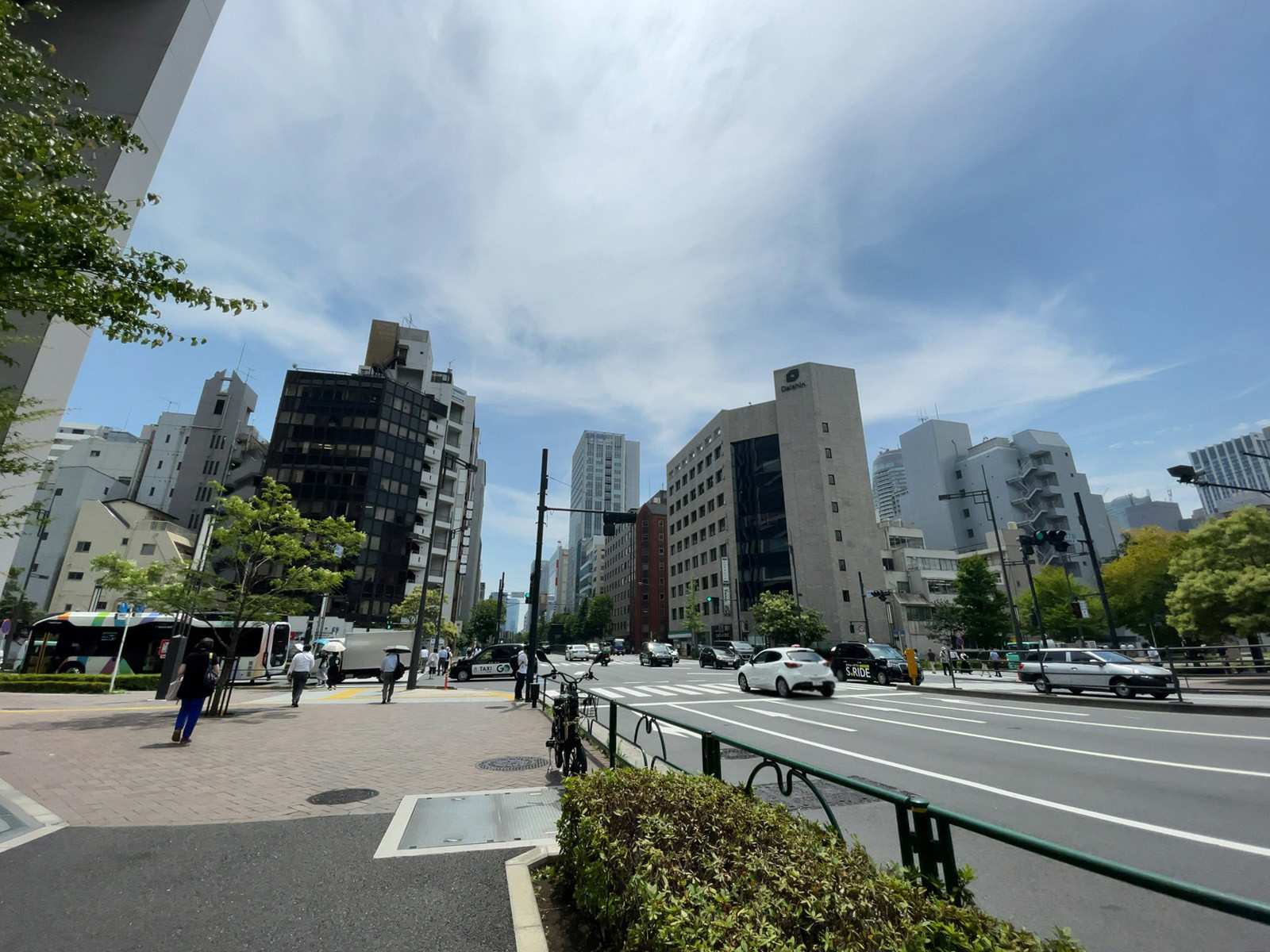 新虎通りCORE前面の通り