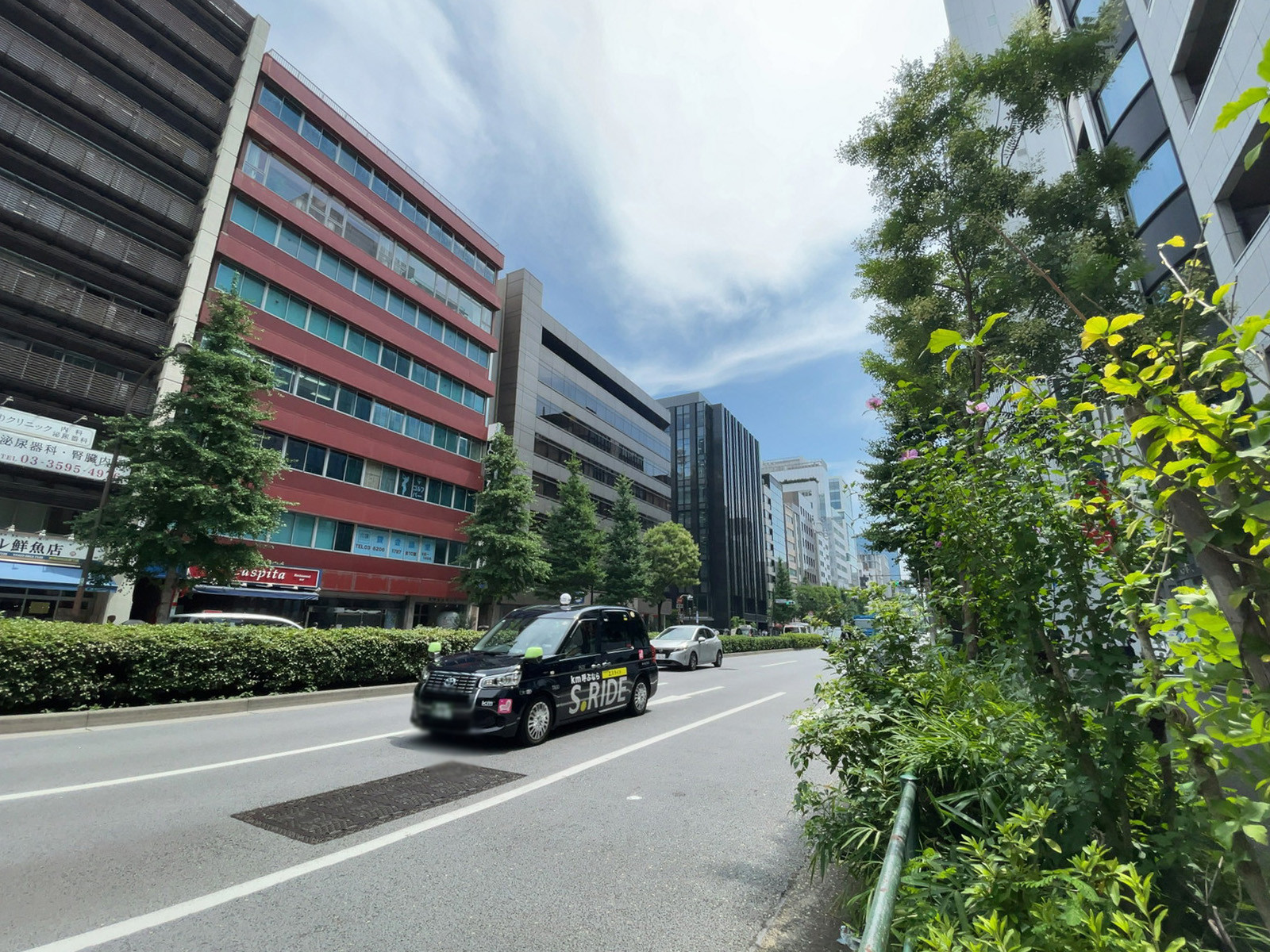 西新橋KSビル前面の通り