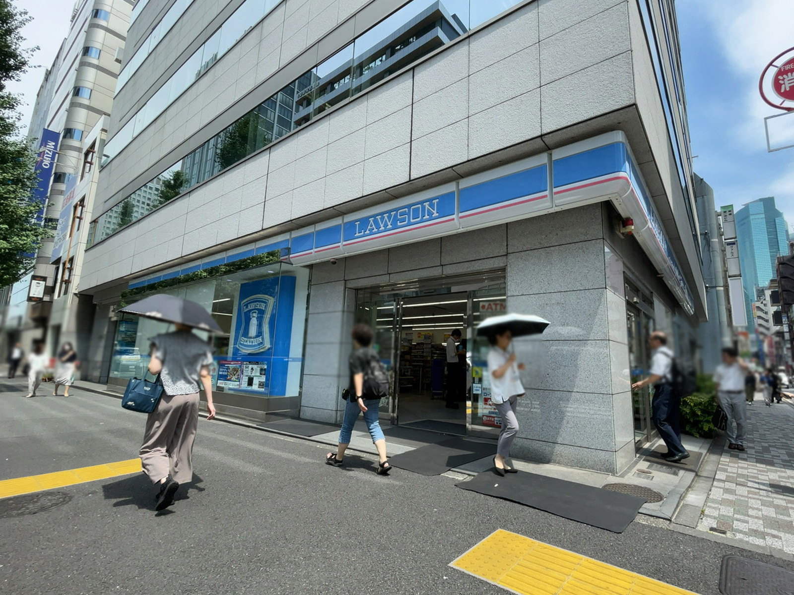 徒歩2分のローソン 新橋日比谷通店
