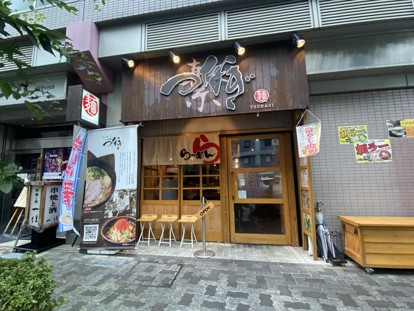 周辺は飲食店が点在