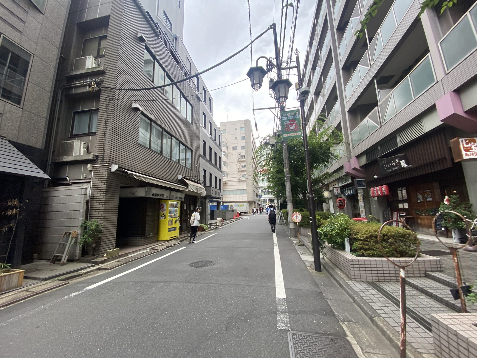 オーツースリービルディング前面の通り