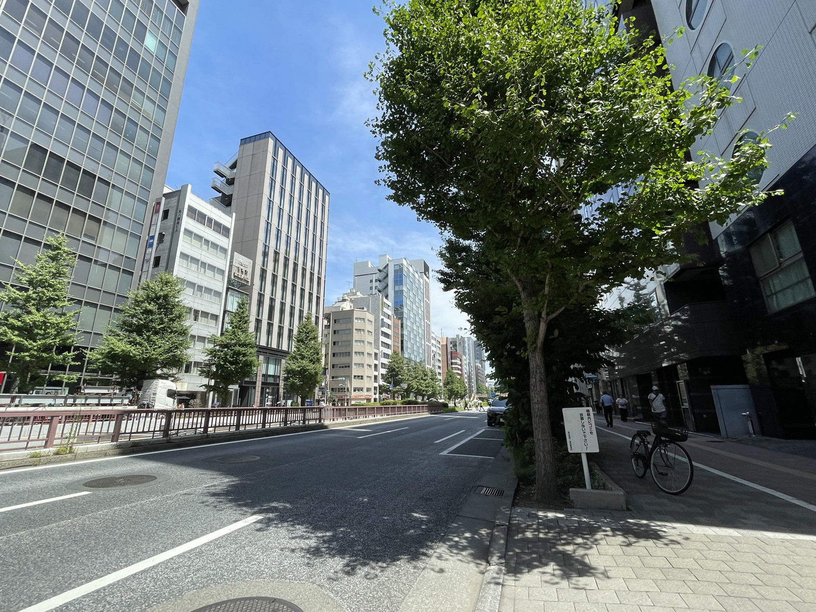 ビル前の日本橋芝浦大森線