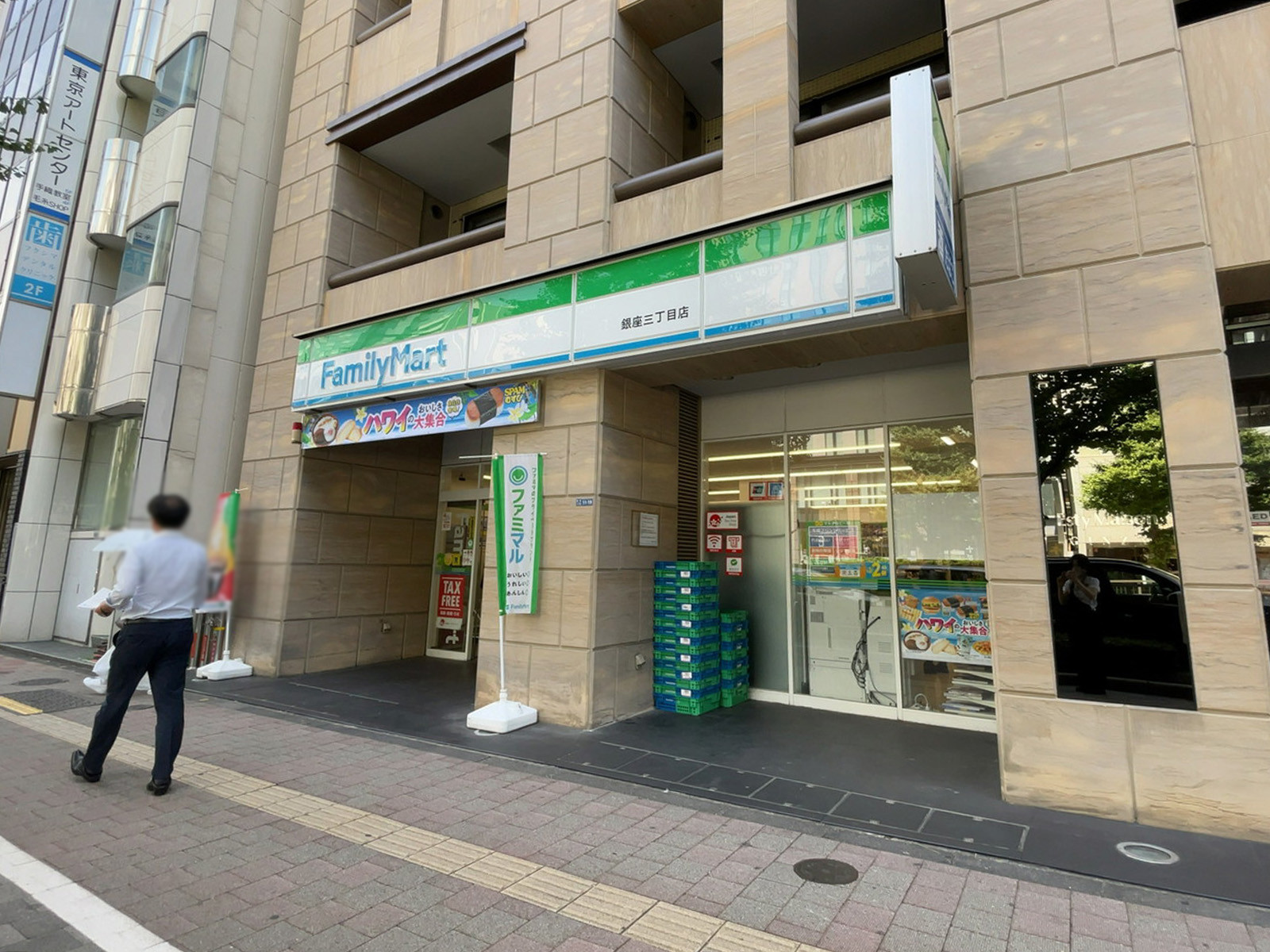徒歩1分のファミリーマート 銀座三丁目店