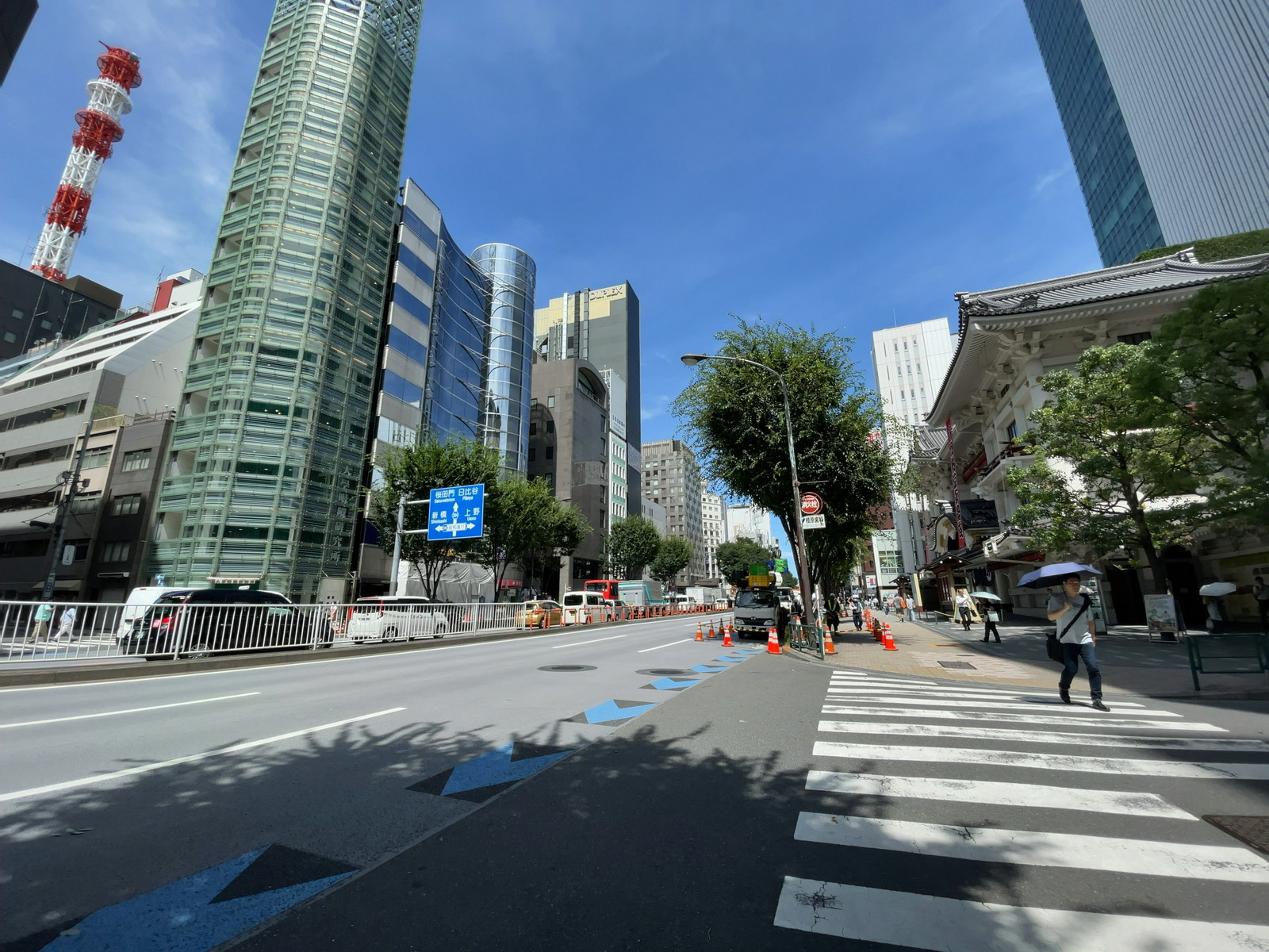 松竹倶楽部ビル前面の通り