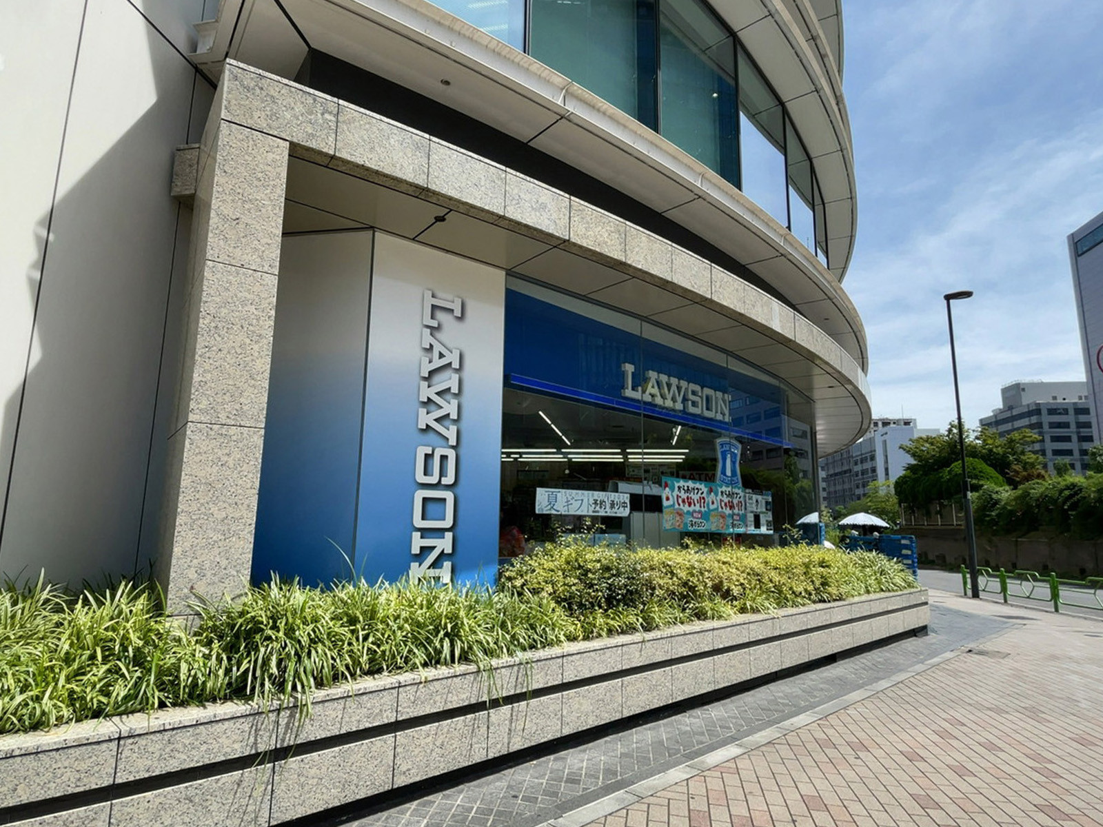 徒歩2分のローソン 東銀座駅前店